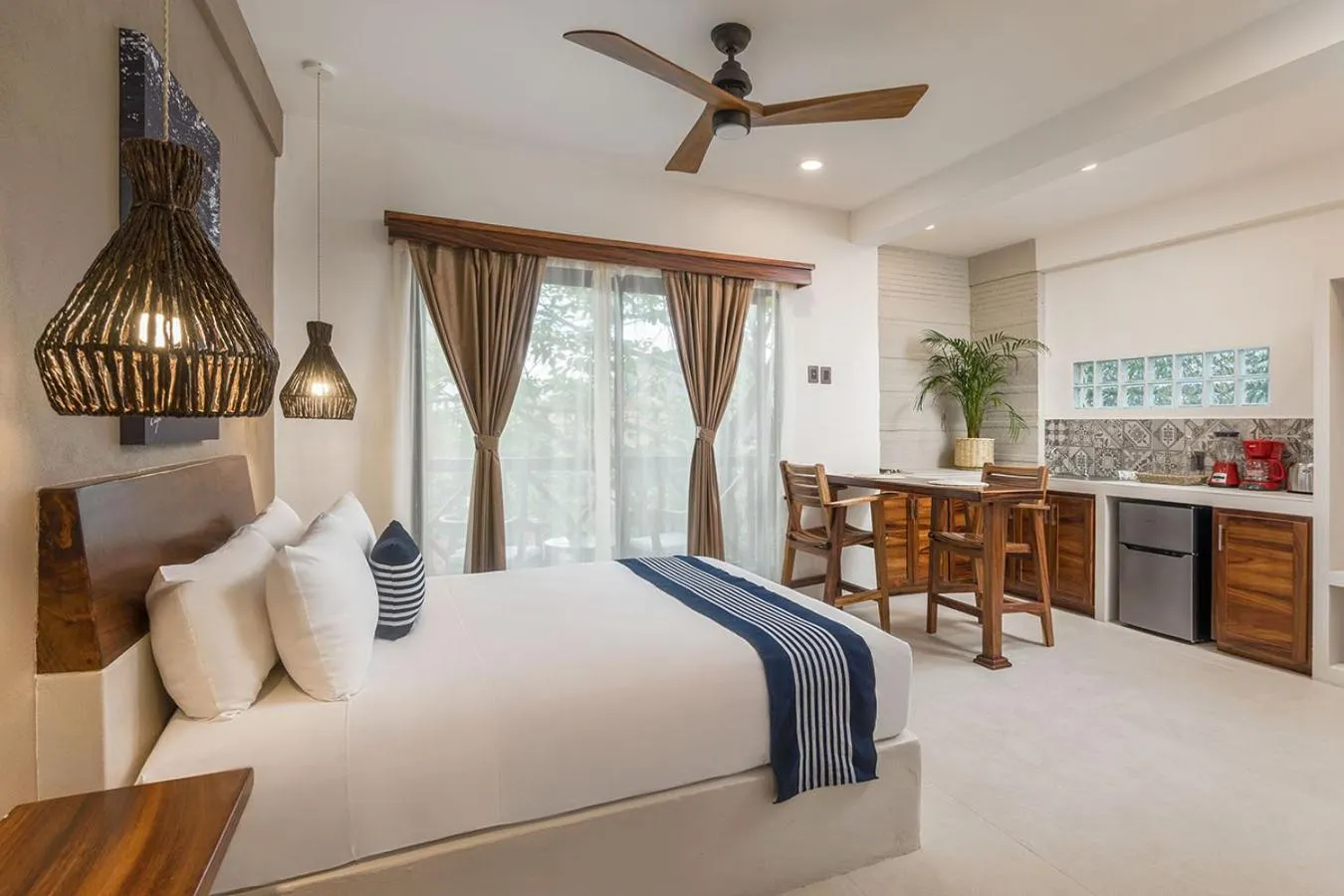 Kitchen or kitchenette, Bed in Ciyé Hotel