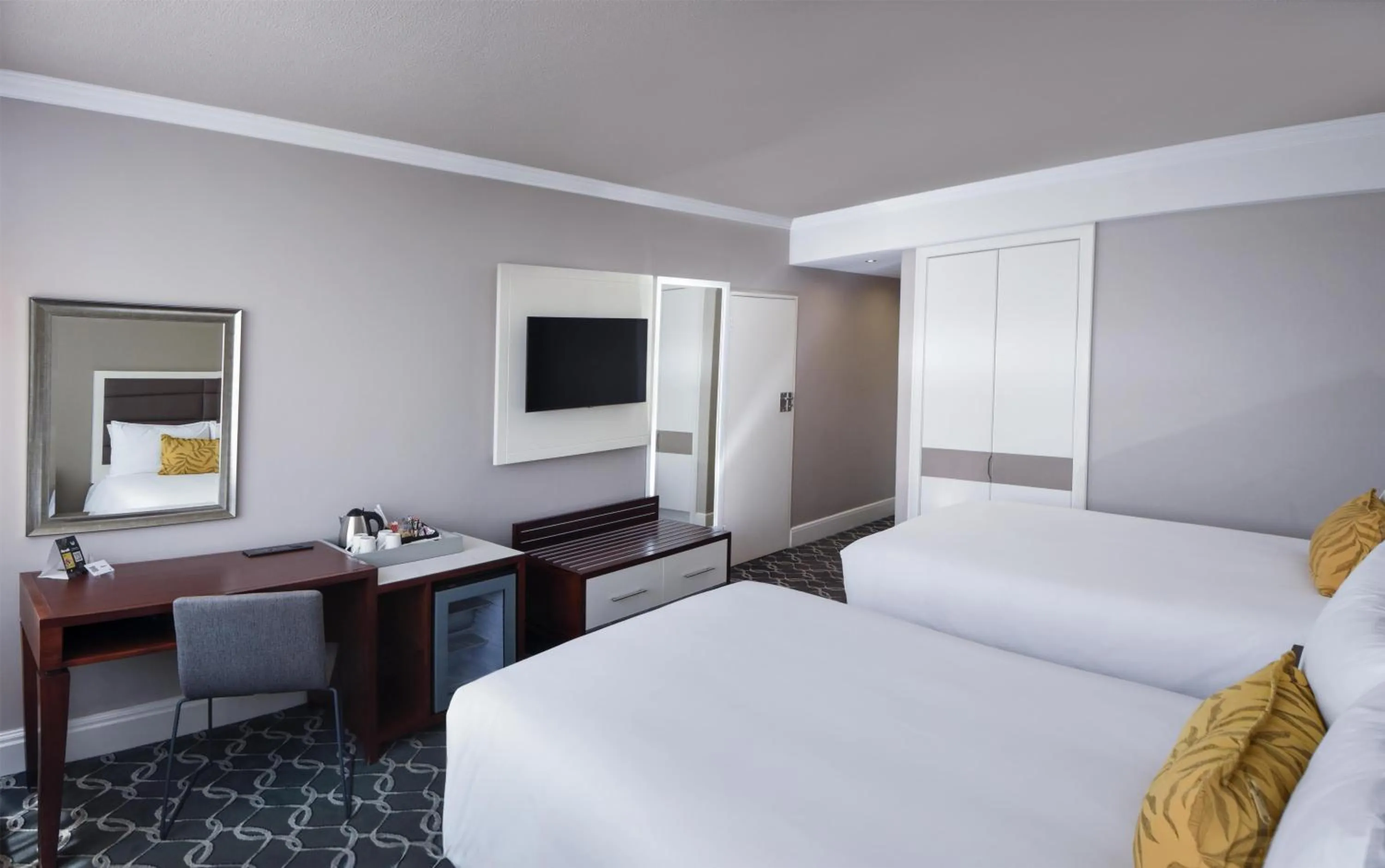 Bedroom, Bed in Riverside Sun