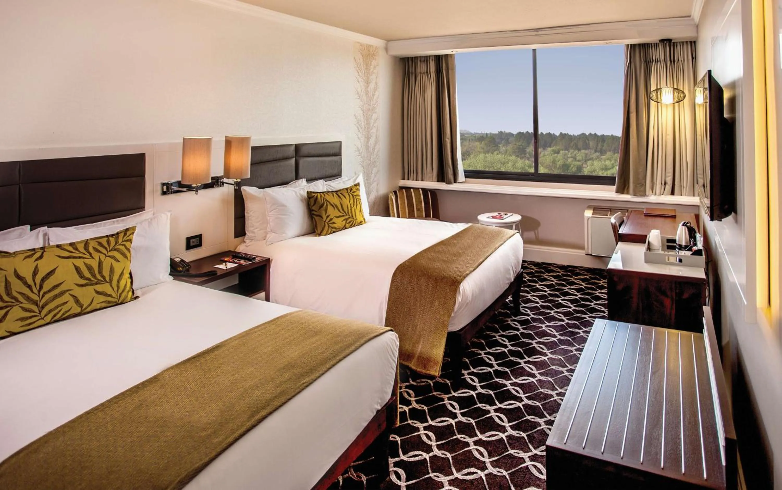 Bedroom, Bed in Riverside Sun