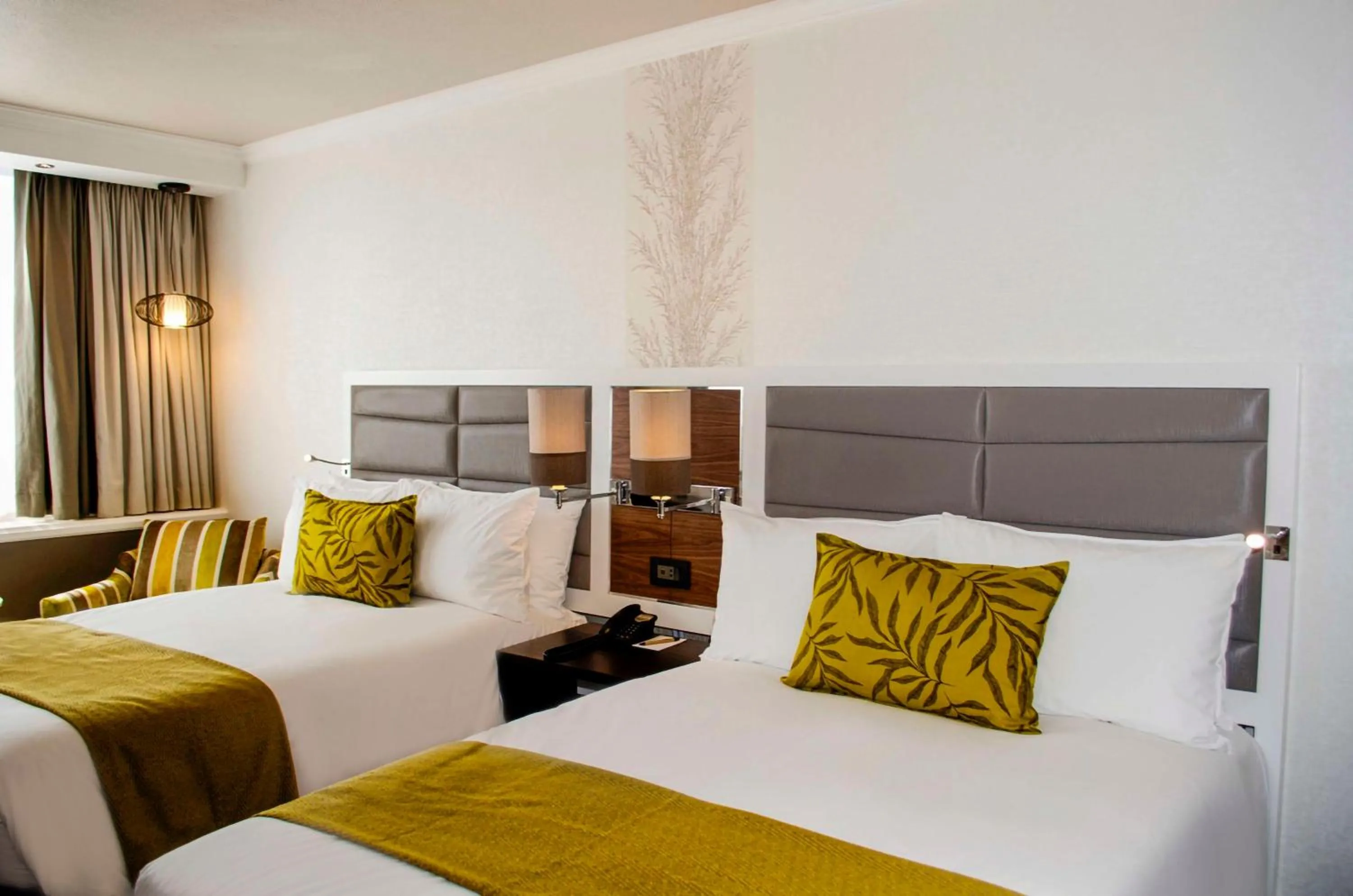 Bedroom, Bed in Riverside Sun