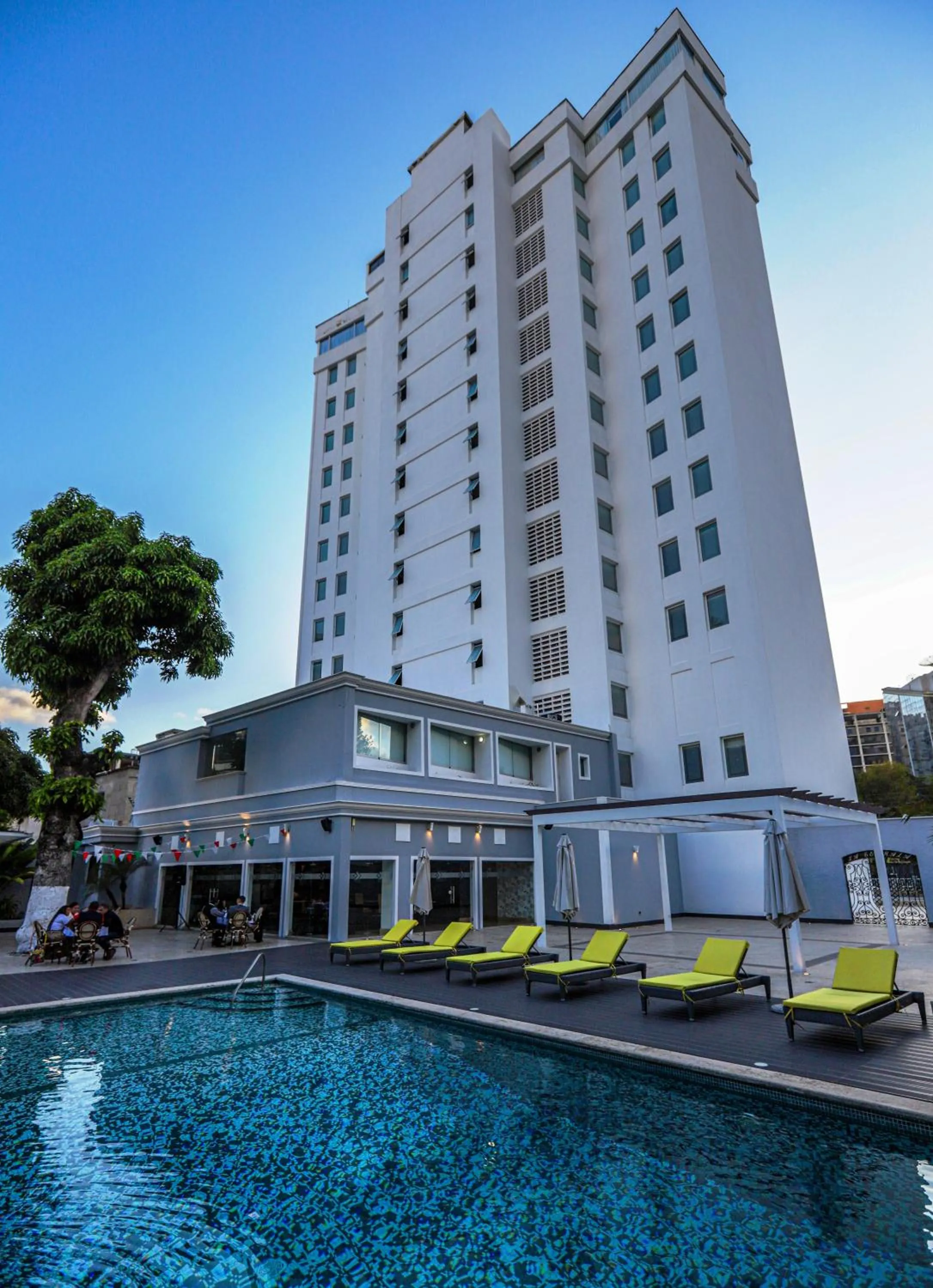Swimming pool in CONTINENTAL ALTAMIRA