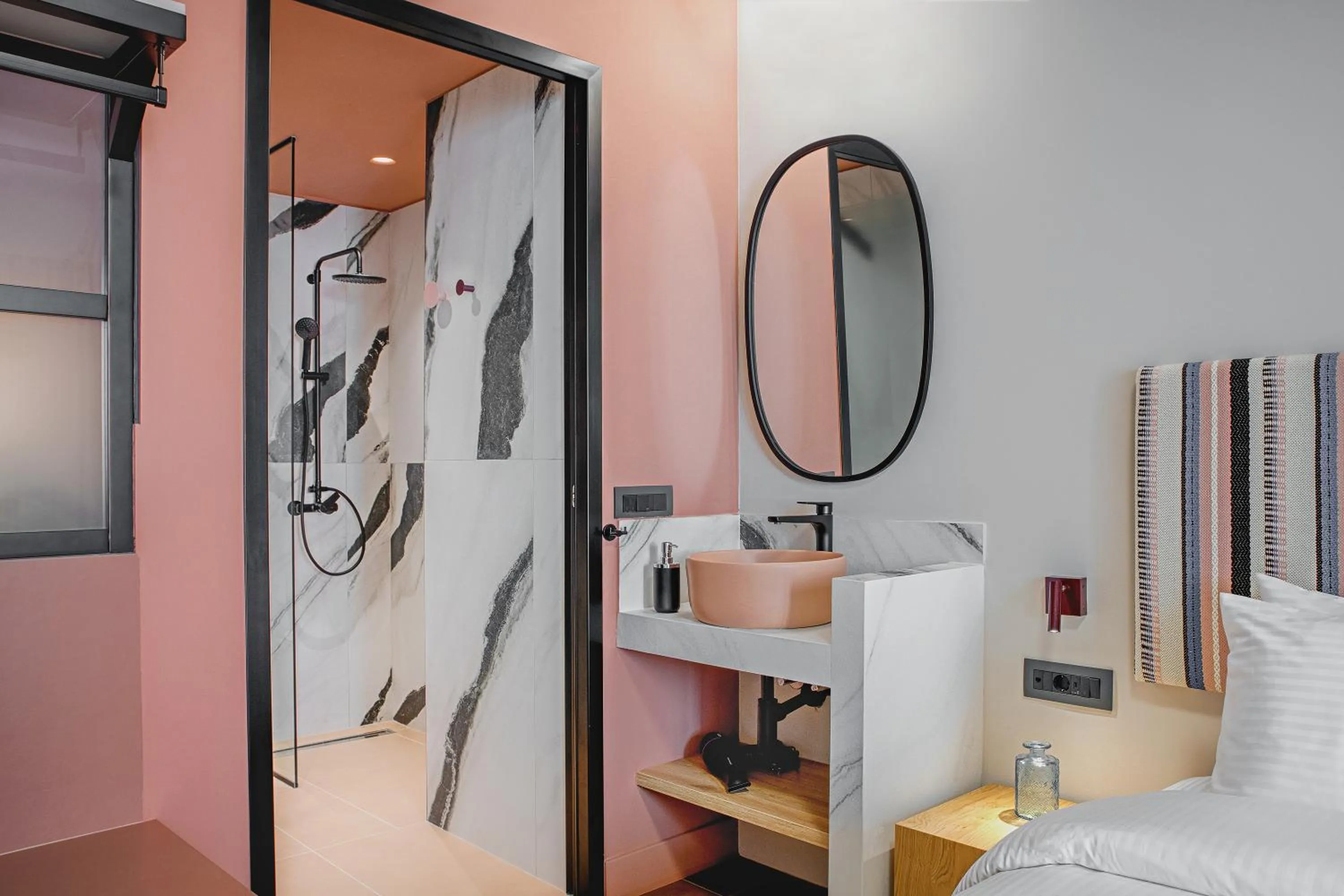 Shower, Bed in Pavo Art Hotel