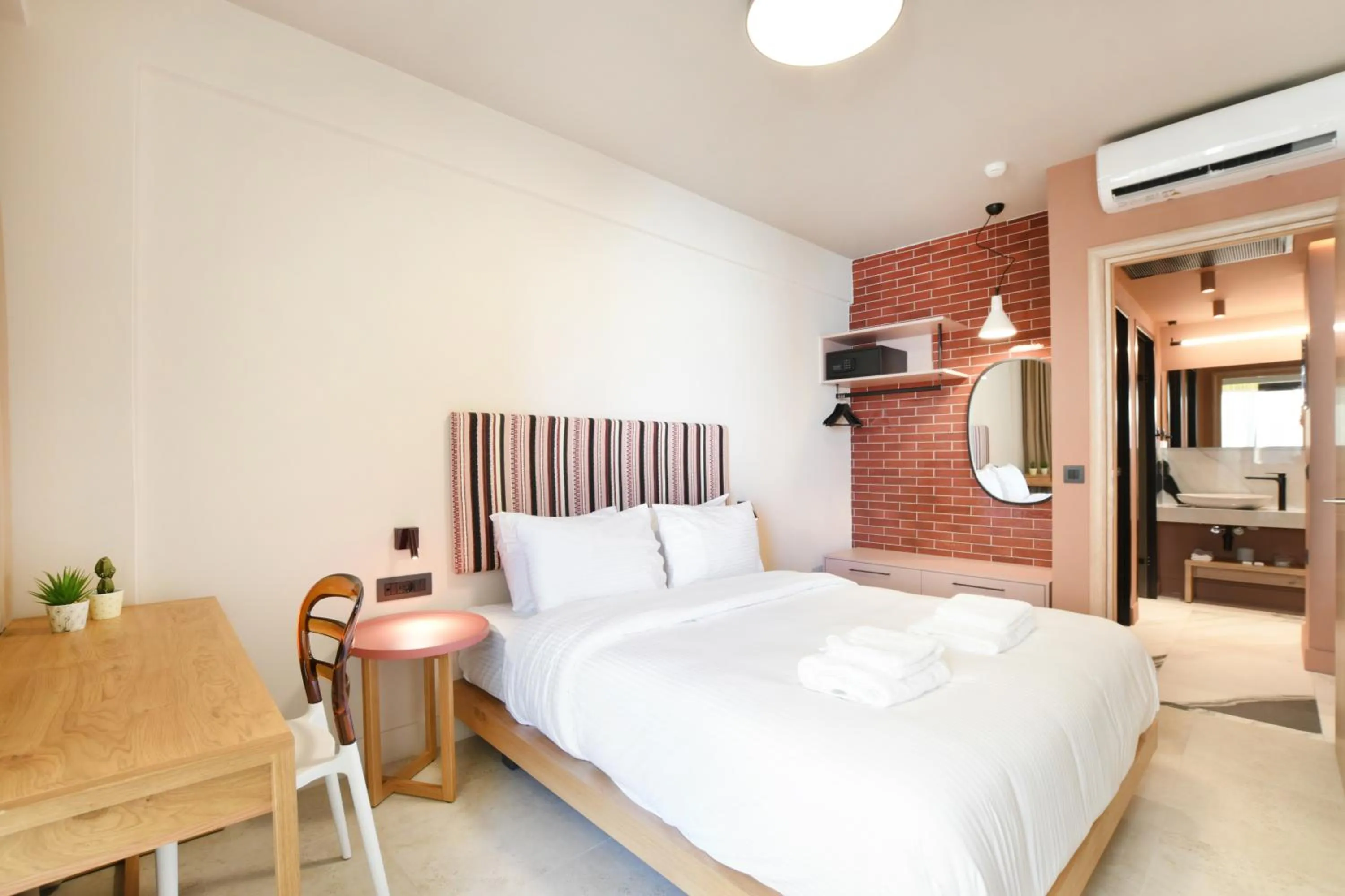 Bed in Pavo Art Hotel