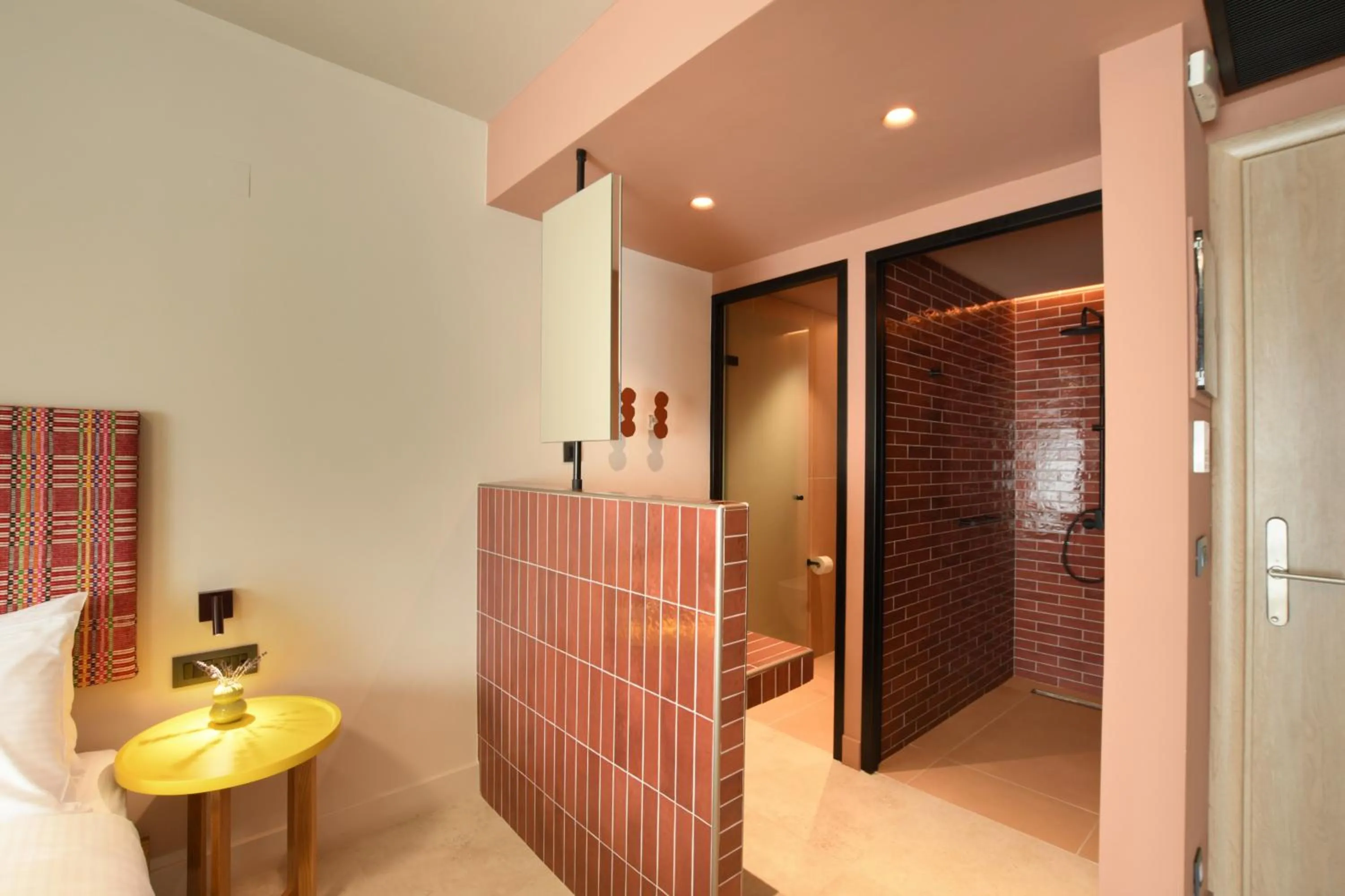 Shower in Pavo Art Hotel