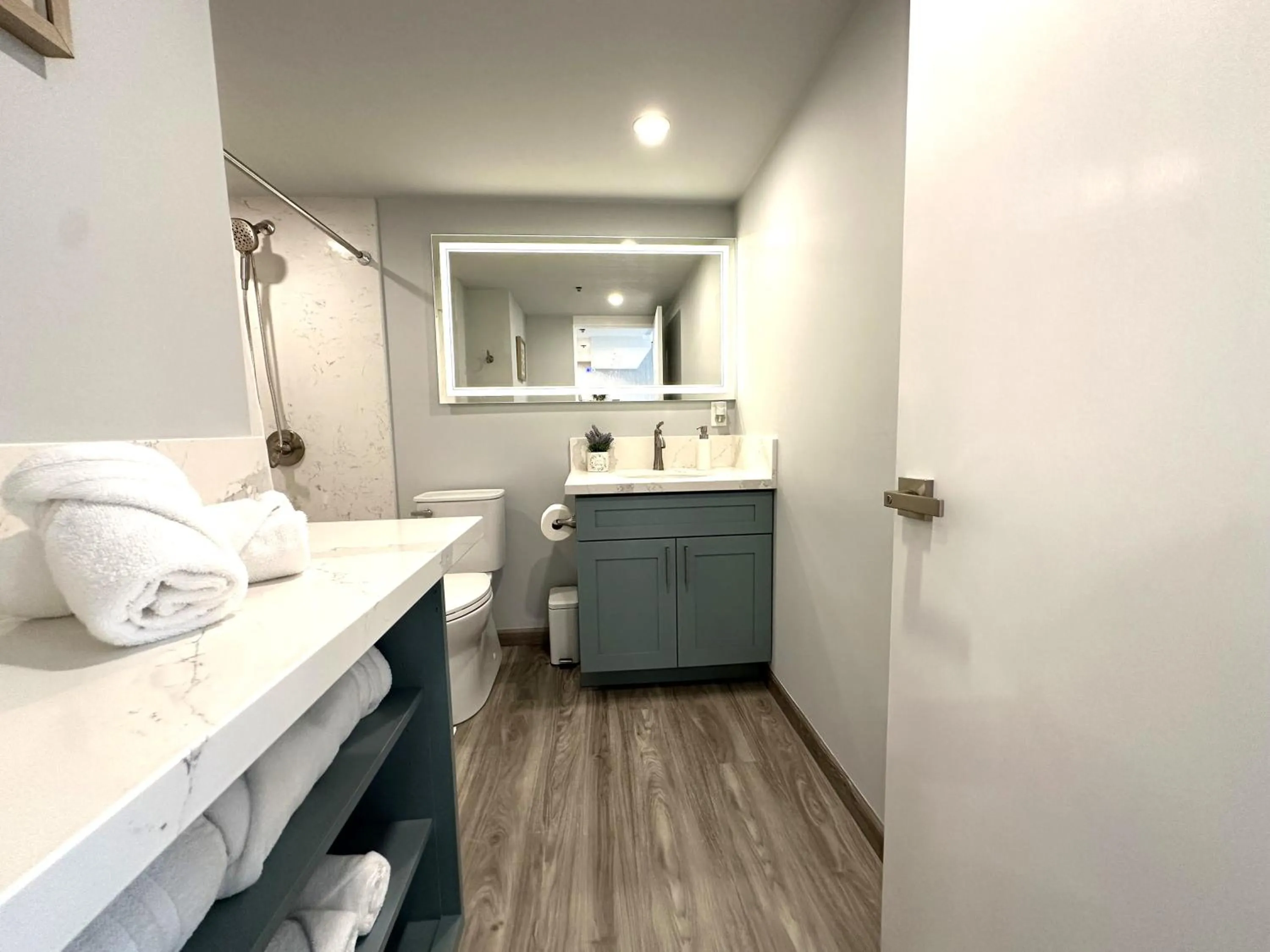 Bed in New Aloha Waikiki Ilikai Hotel Condo Free Parking