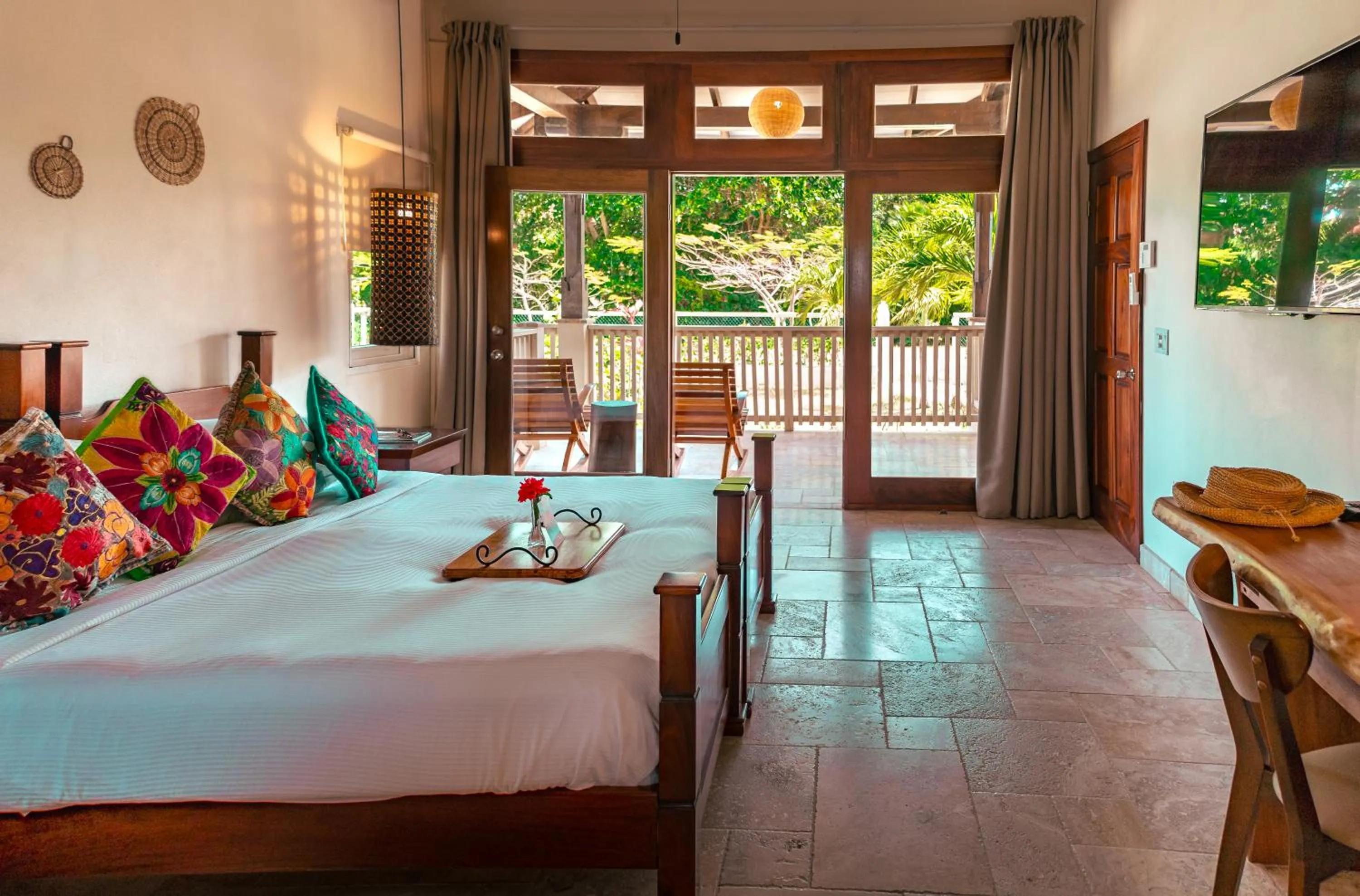 Guests, Bed in The Lodge at Jaguar Reef