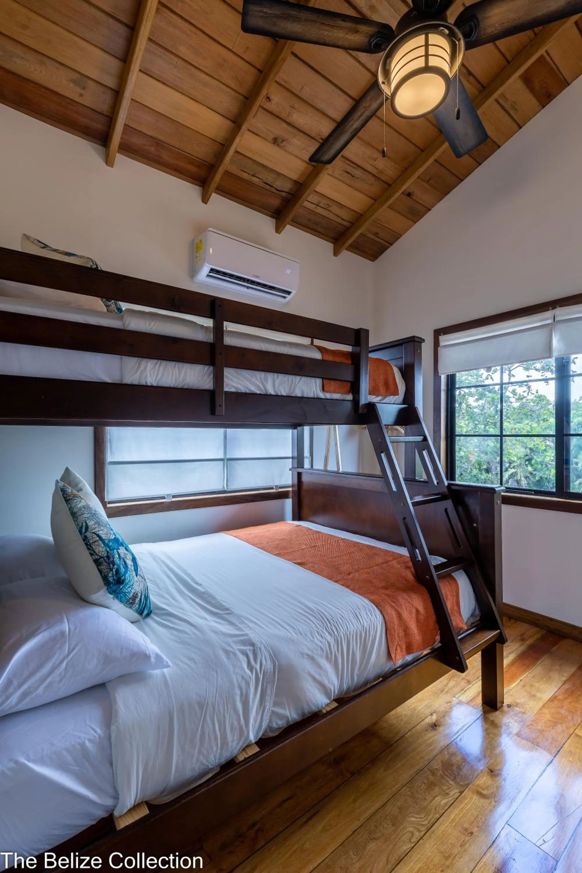 Guests, Bed in The Lodge at Jaguar Reef