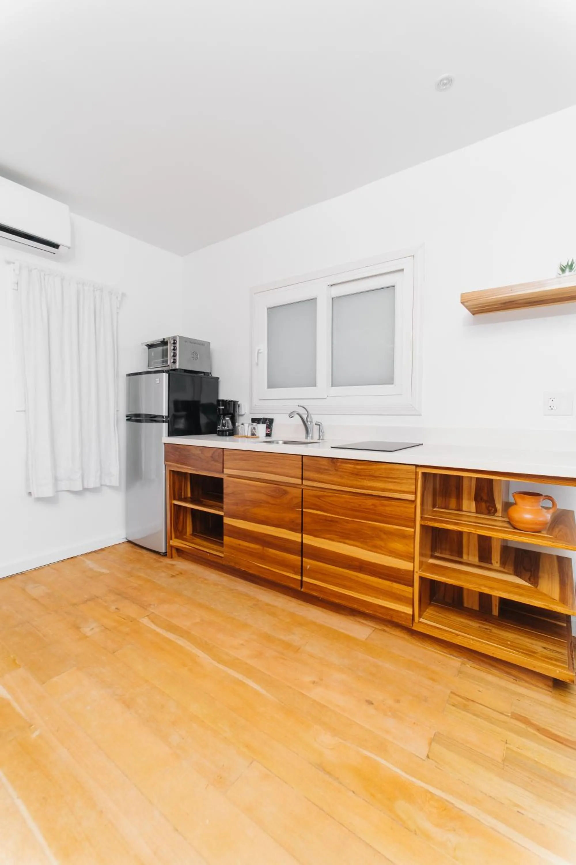 Kitchen or kitchenette in The Beach House Boutique Hotel