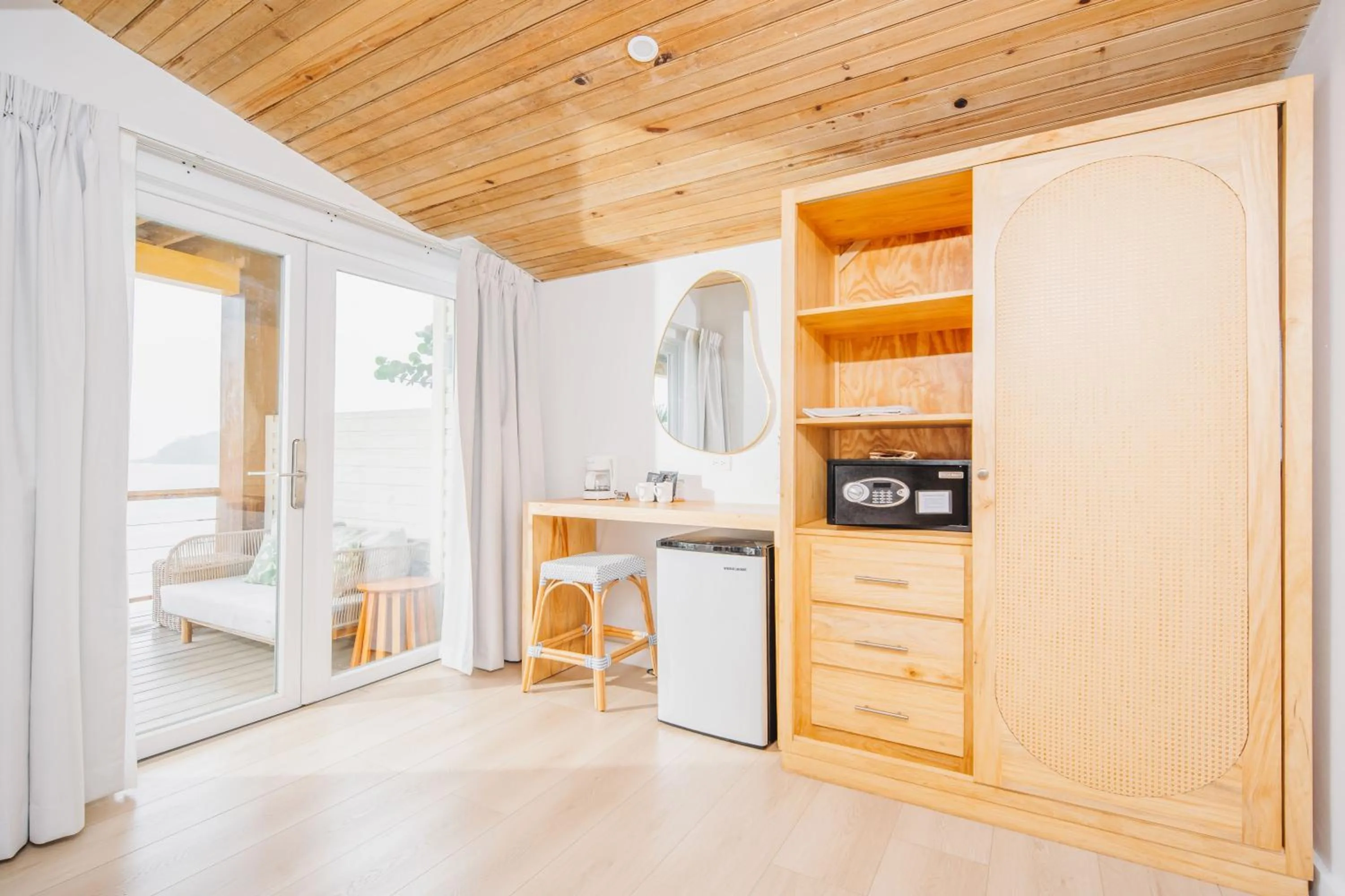 oven, Bed in The Beach House Boutique Hotel