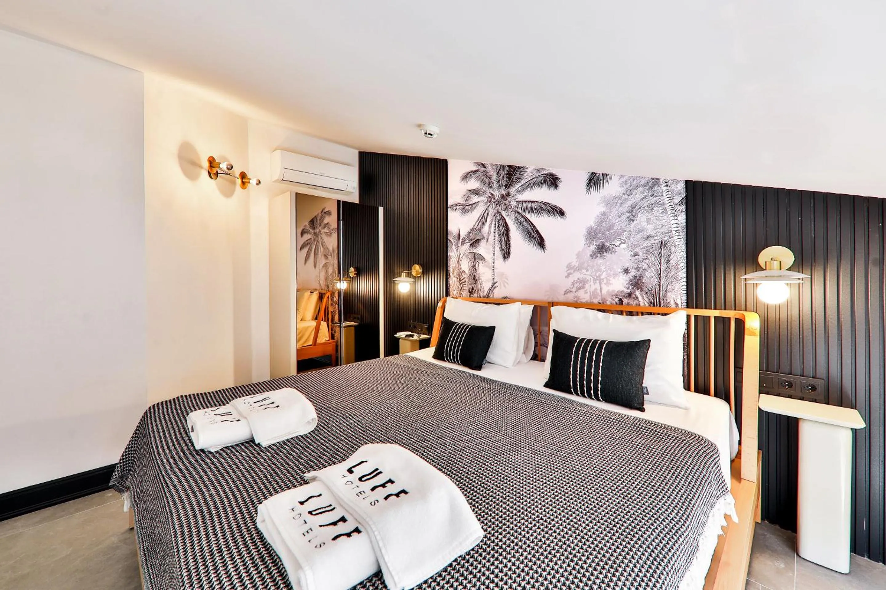 Bedroom, Bed in Luff Suites