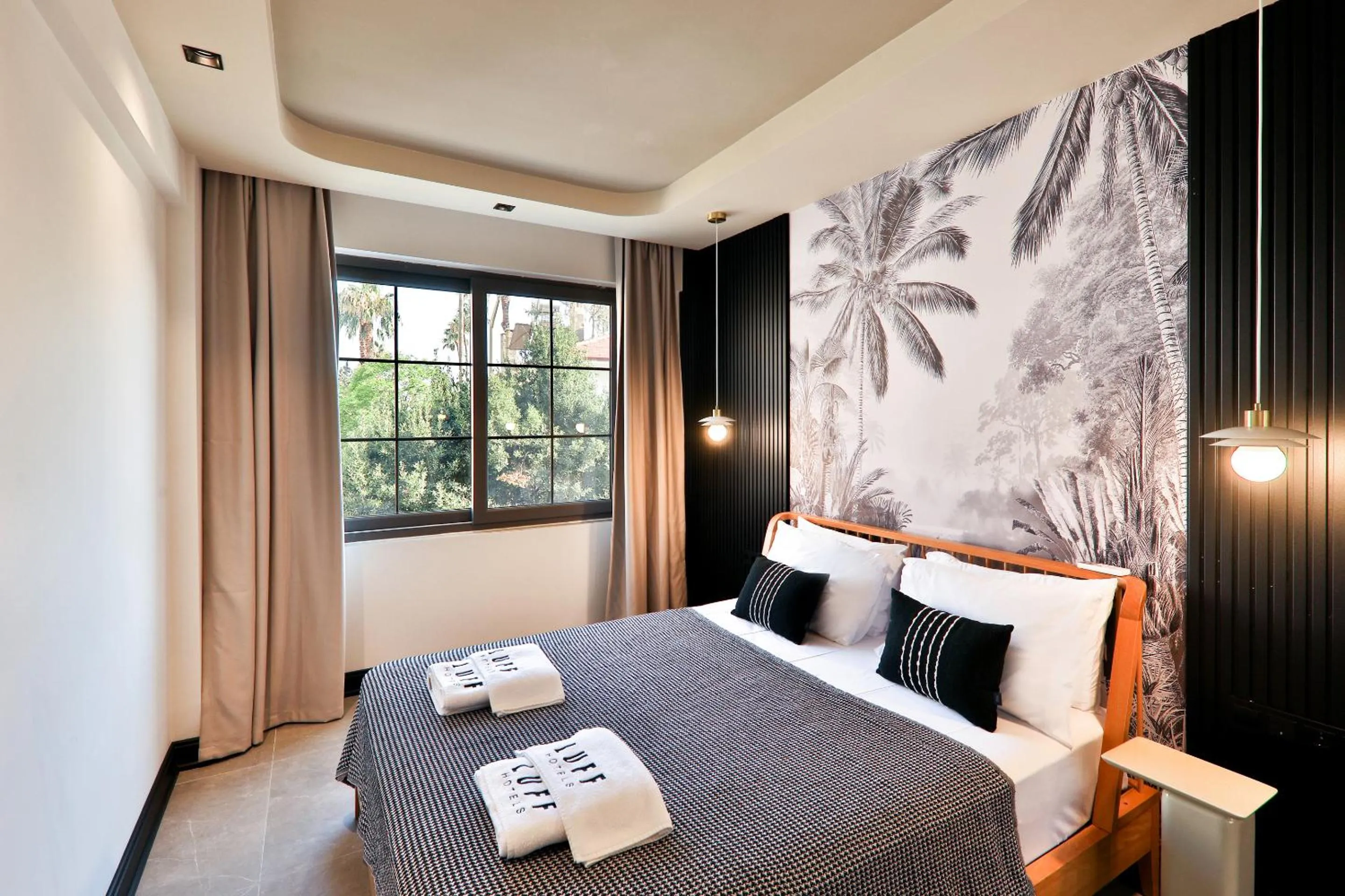 Bedroom, Bed in Luff Suites