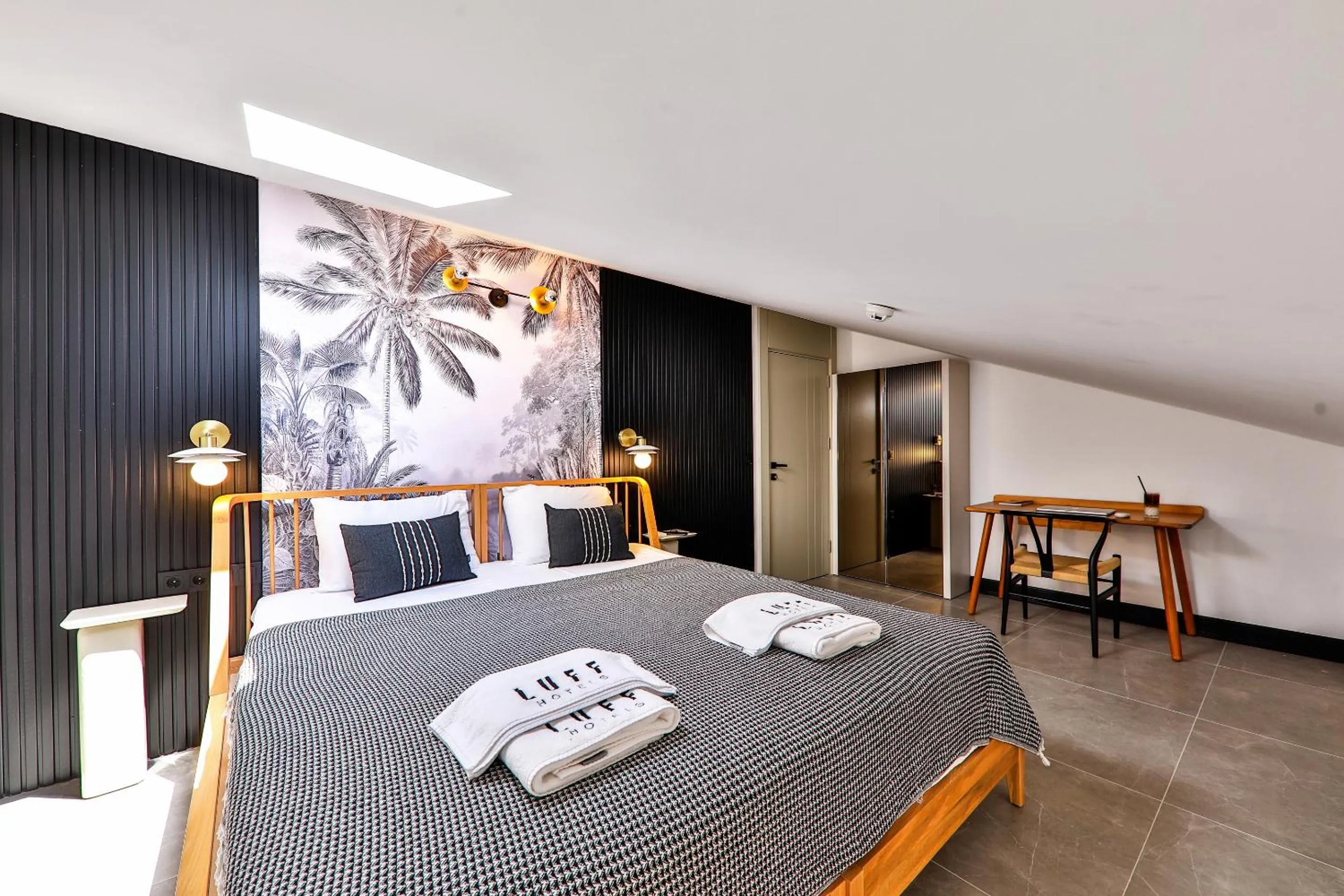 Bedroom, Bed in Luff Suites