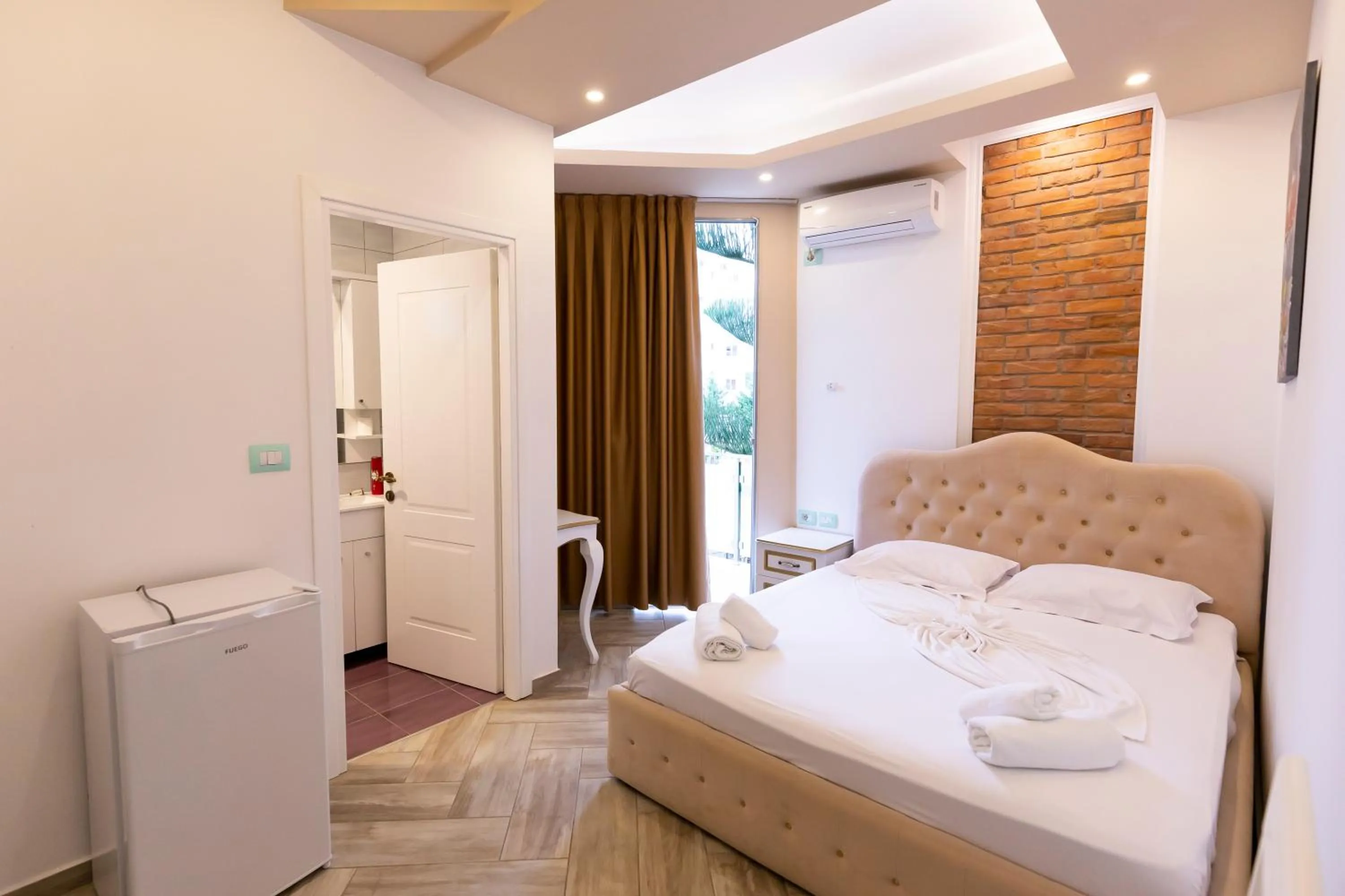 Kitchen or kitchenette, Bed in Hotel Joni Premium