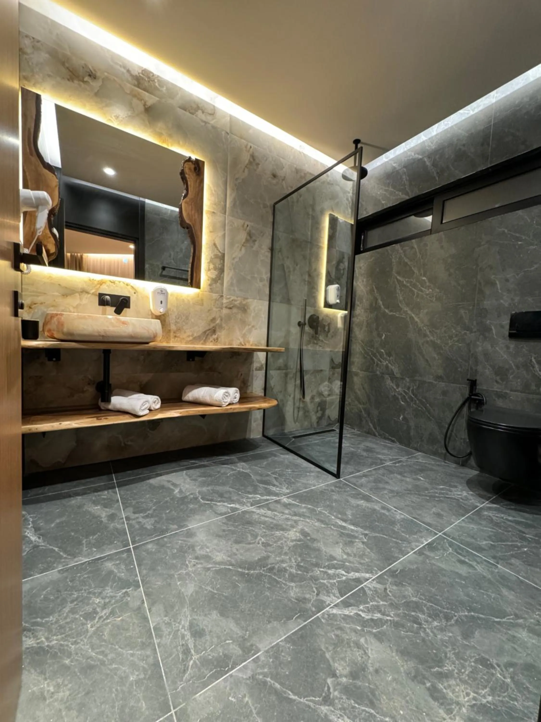 Shower in Hotel Joni Premium