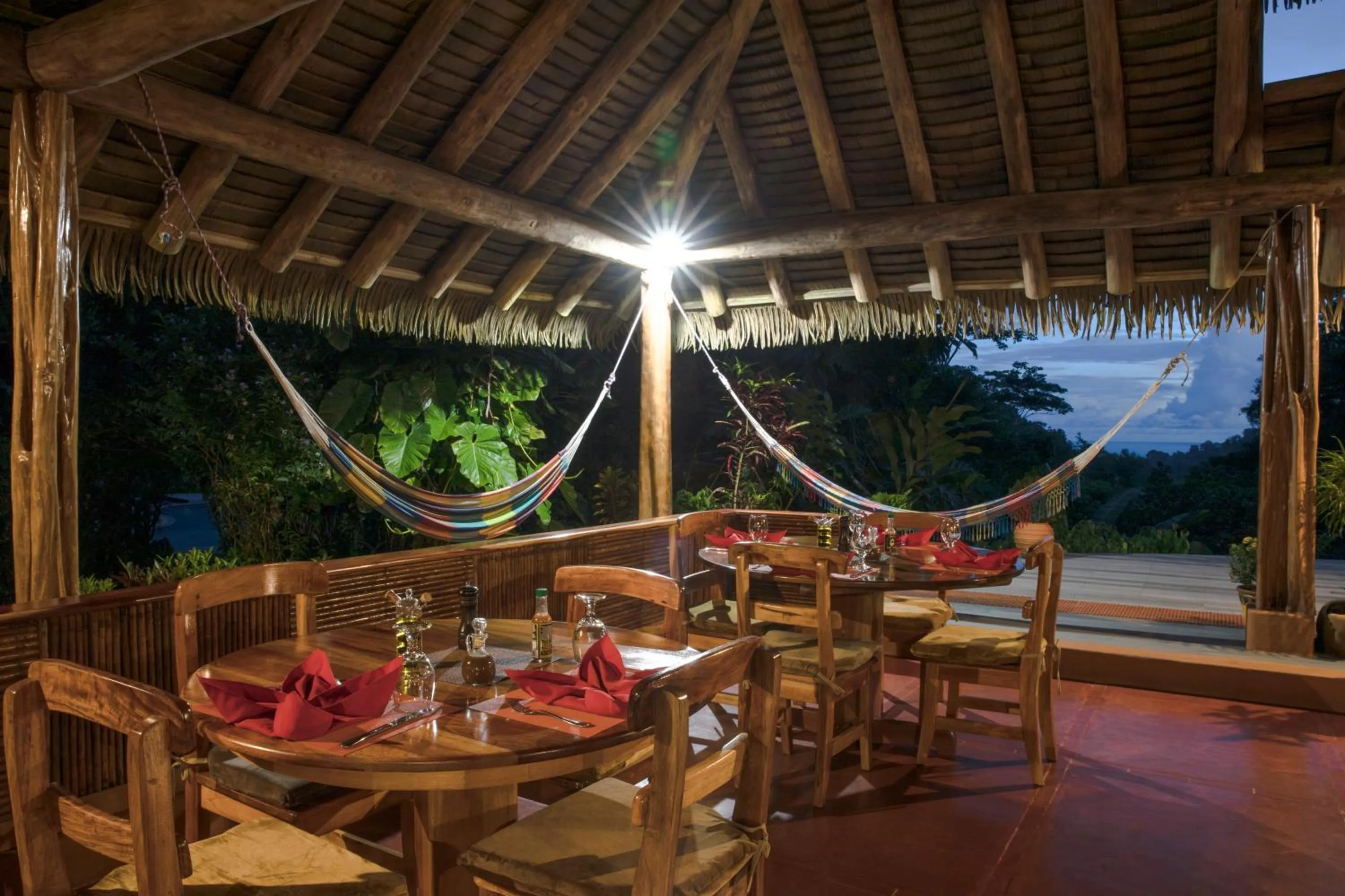 Restaurant/places to eat in Luna Lodge