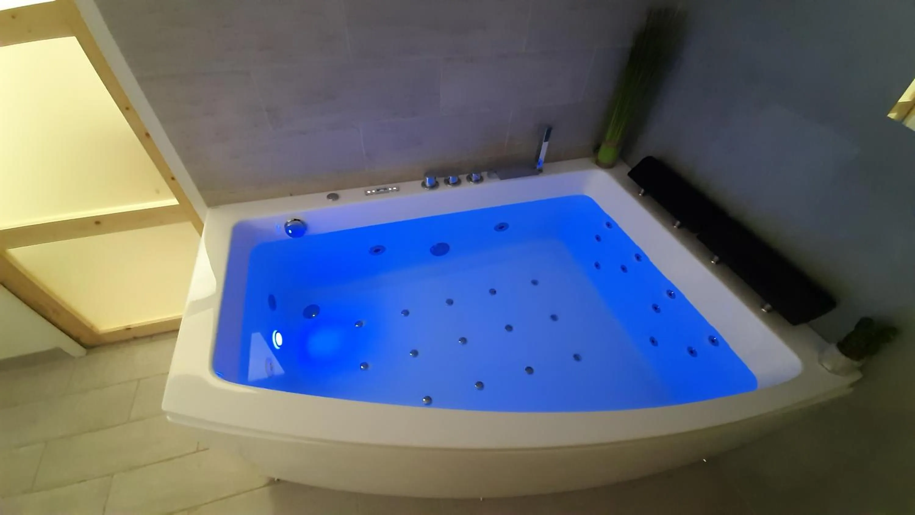 Hot Tub in Allegria Nimes Chambre Deluxe Spa