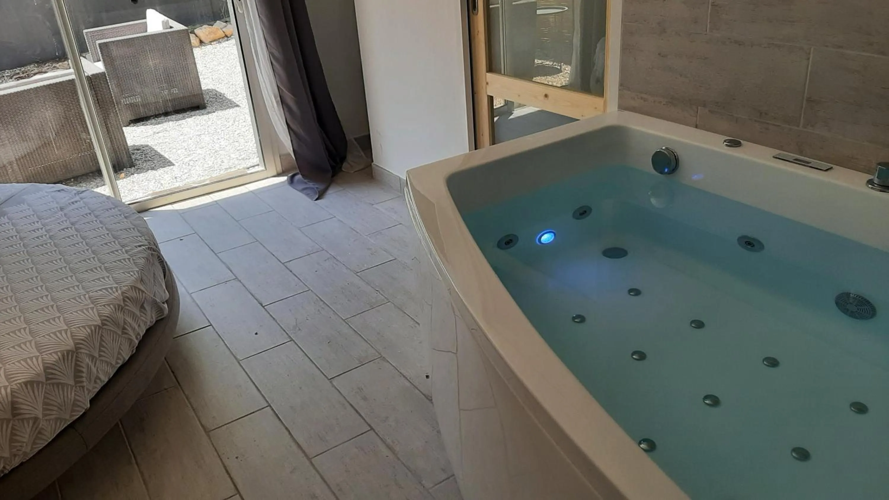 Hot Tub in Allegria Nimes Chambre Deluxe Spa