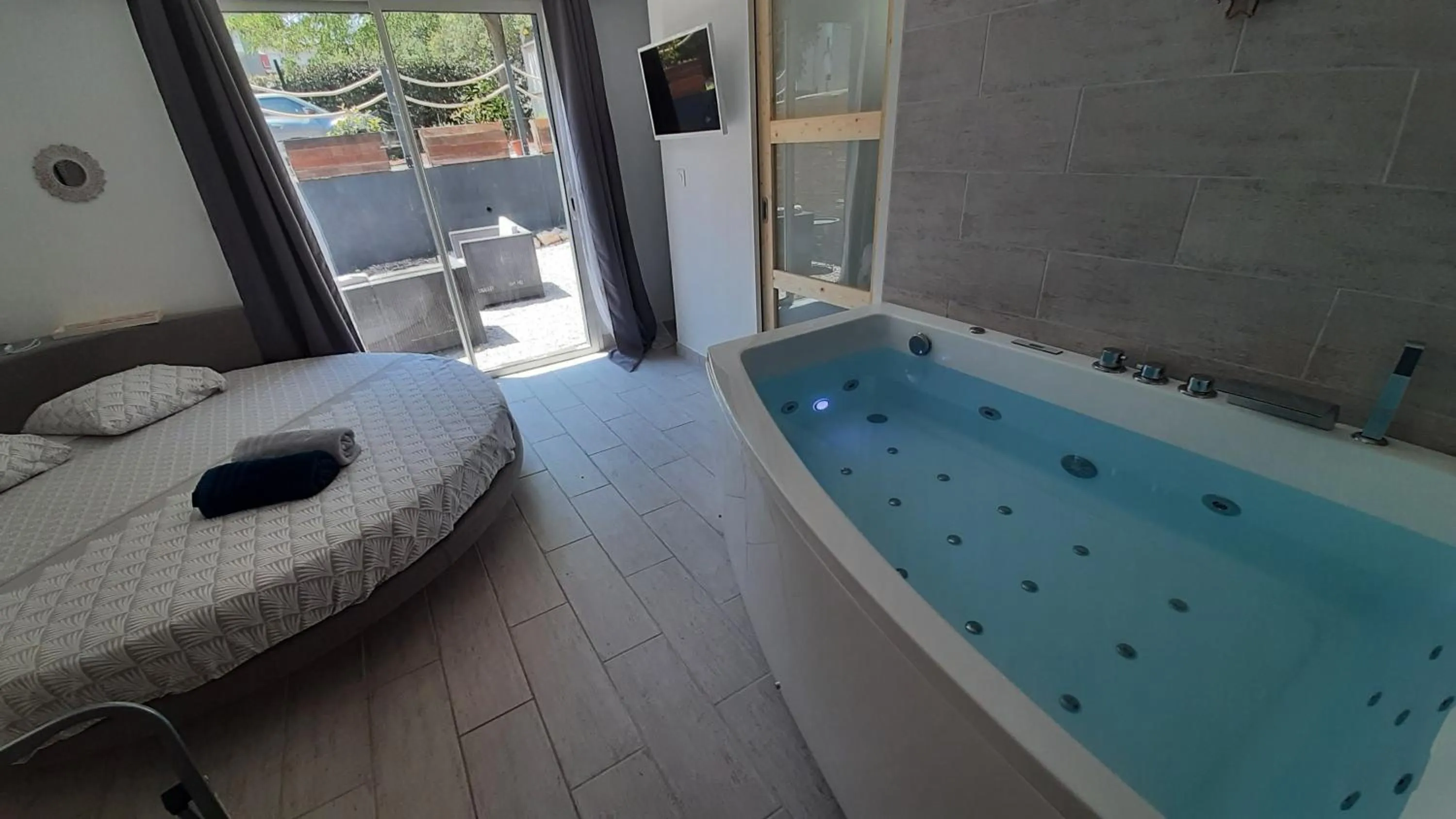 Hot Tub, Bed in Allegria Nimes Chambre Deluxe Spa