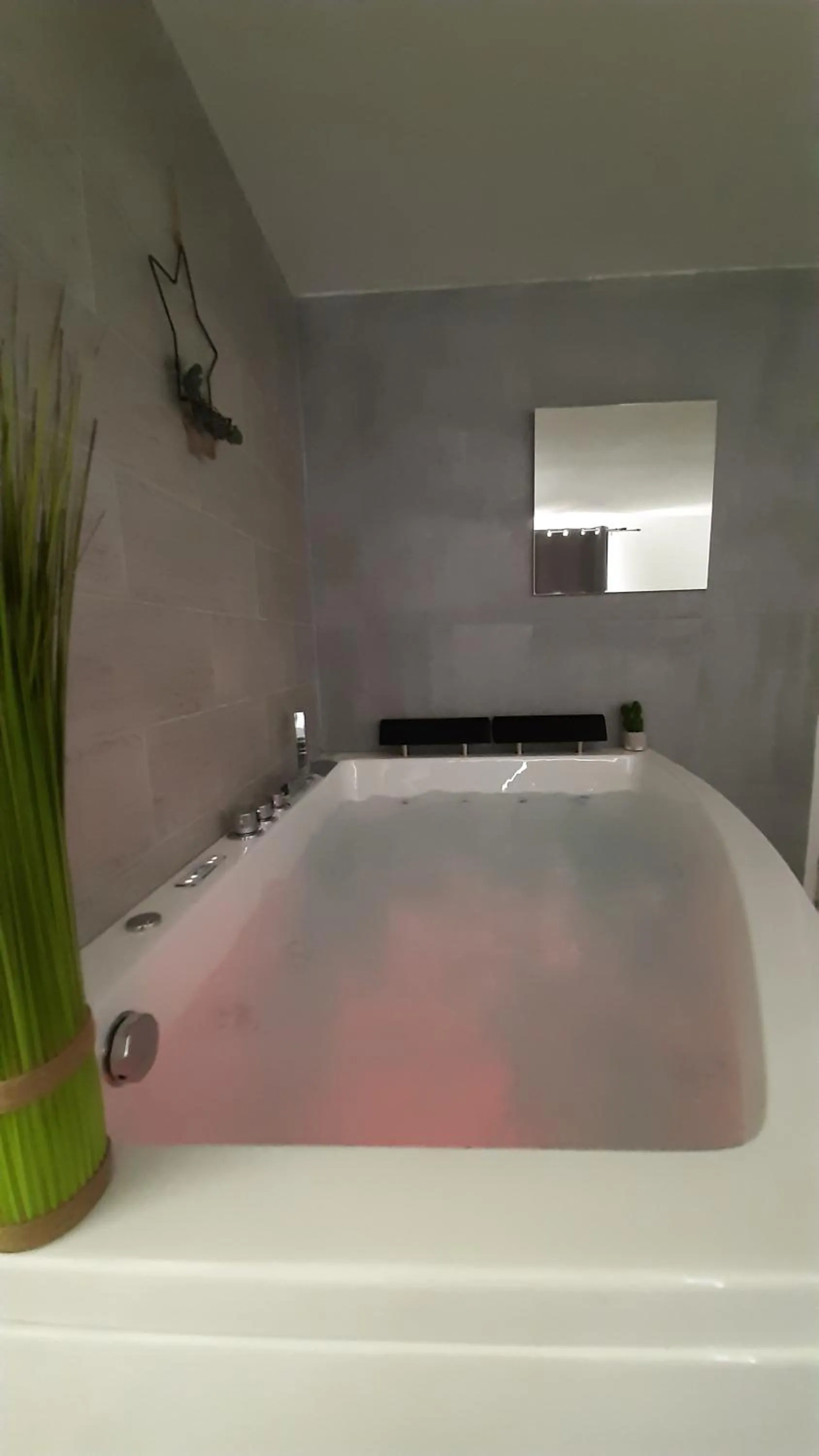 Hot Tub in Allegria Nimes Chambre Deluxe Spa