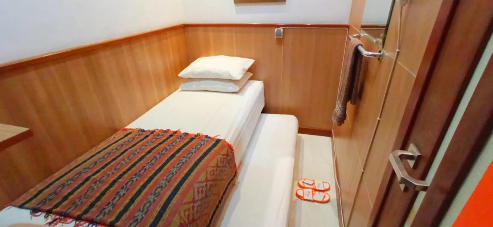 Bed in The Cabin Hotel Gandekan