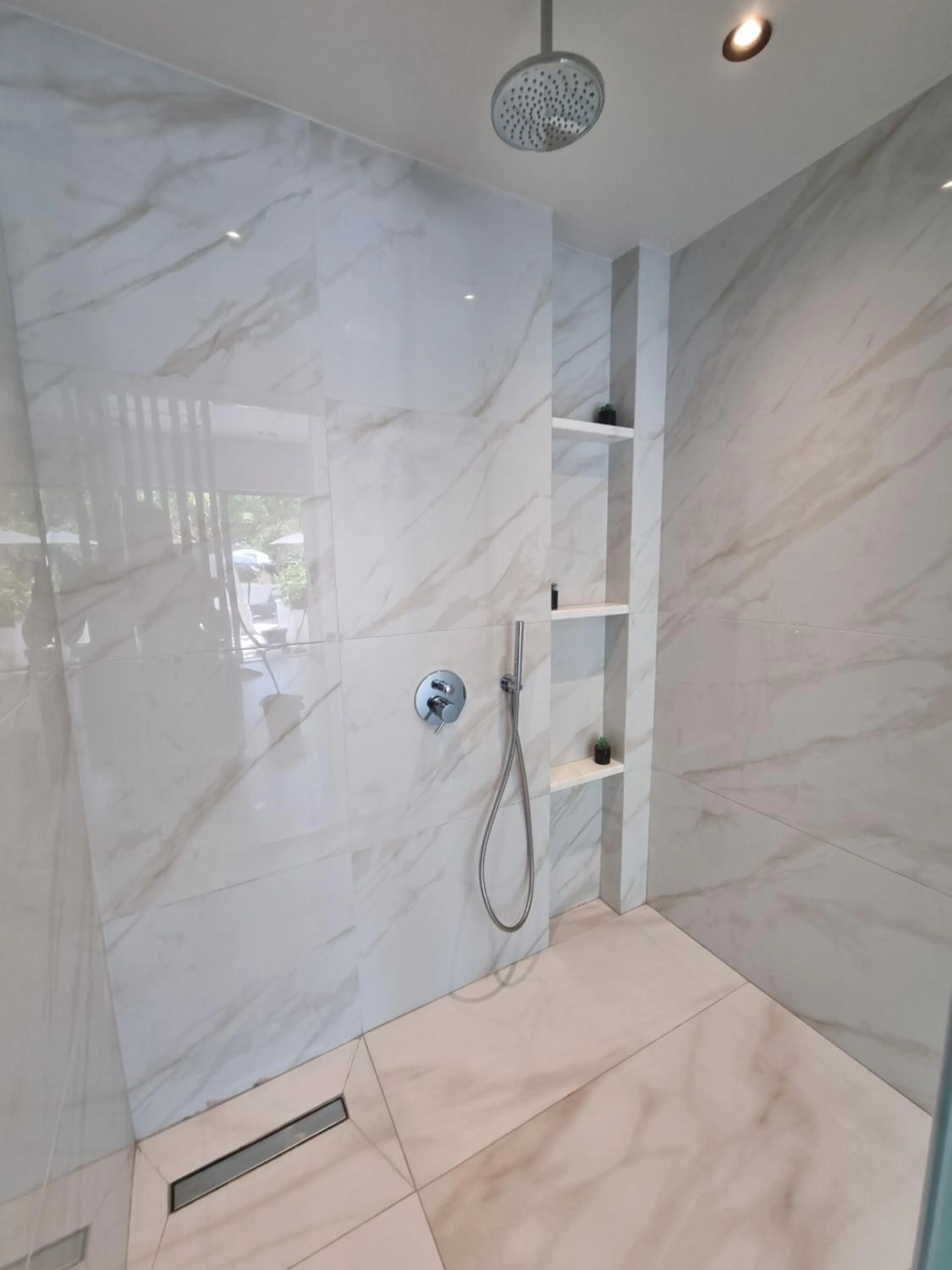 Shower in Leonidas Studios & Apartments