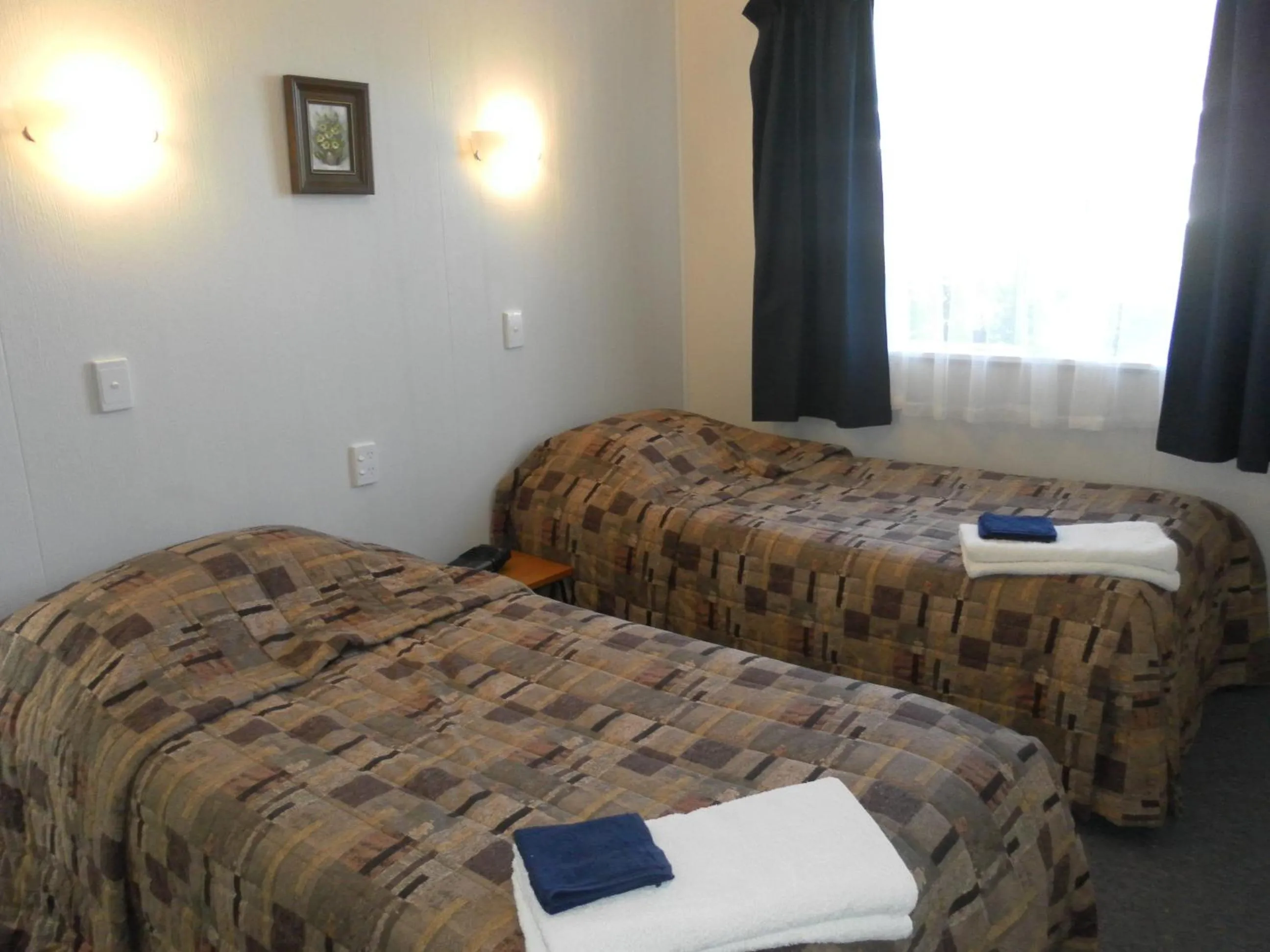 Bed in Beachside Sunnyvale Motel