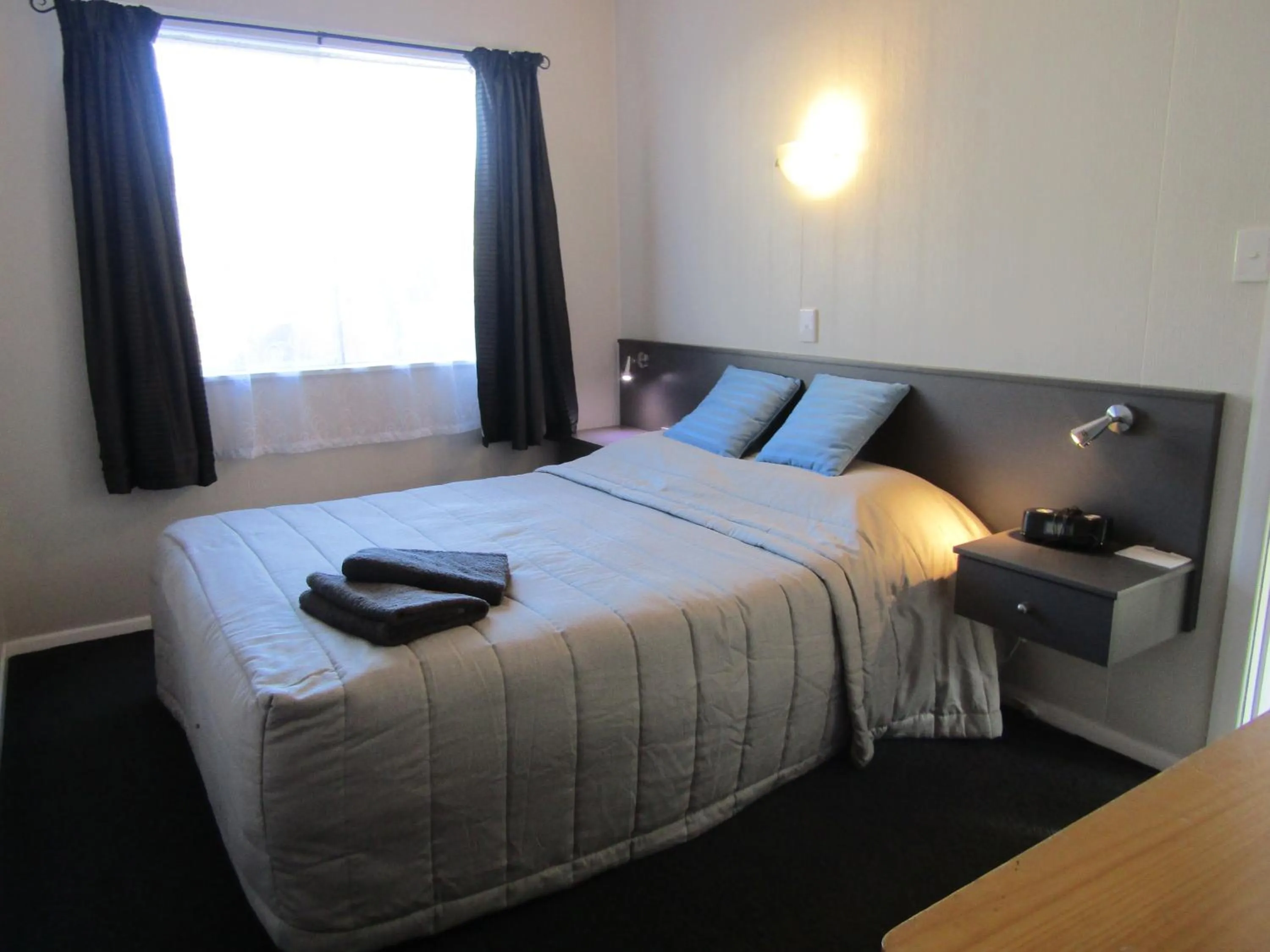 Bed in Beachside Sunnyvale Motel