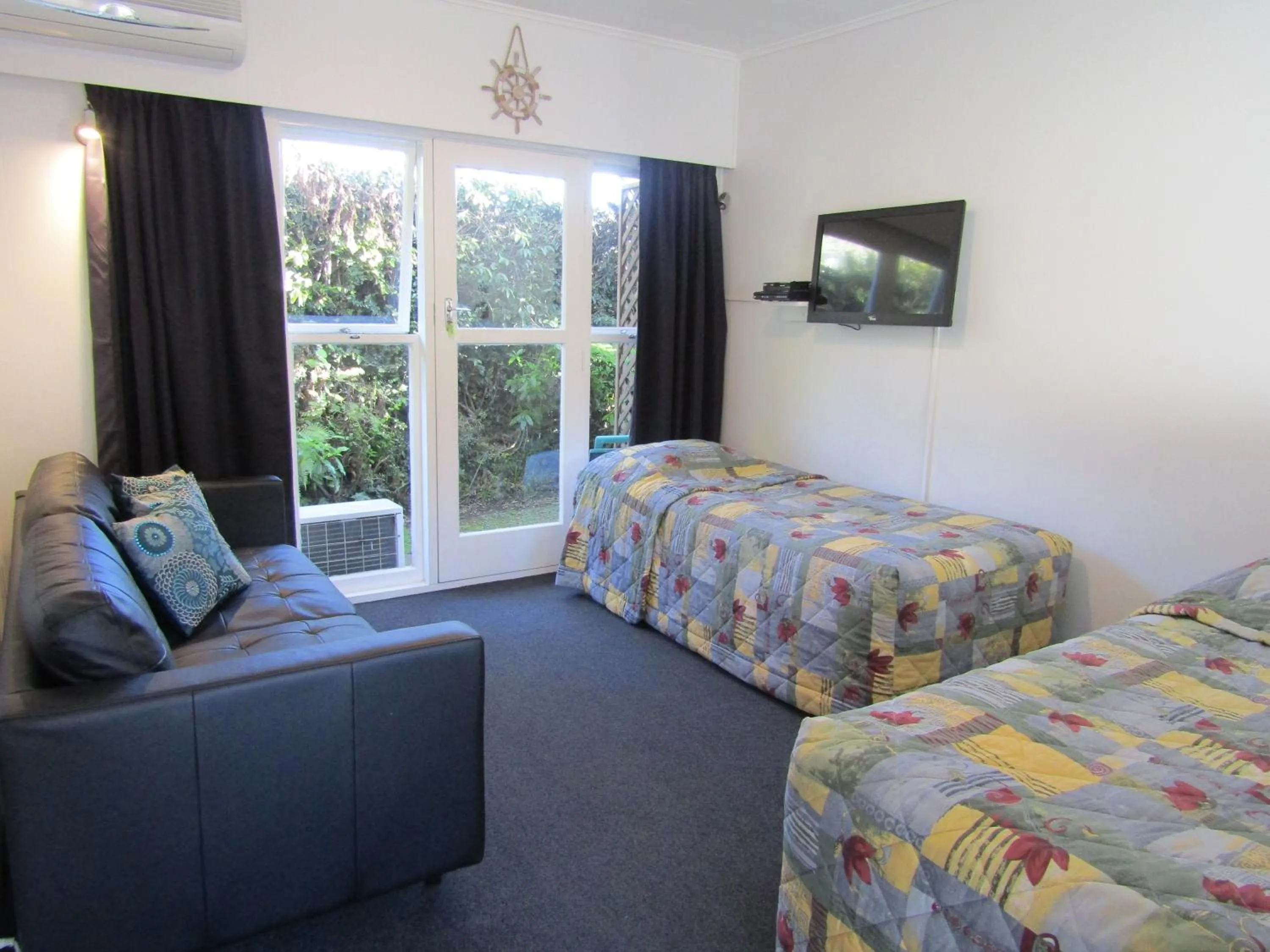 Photo of the whole room, Bed in Beachside Sunnyvale Motel