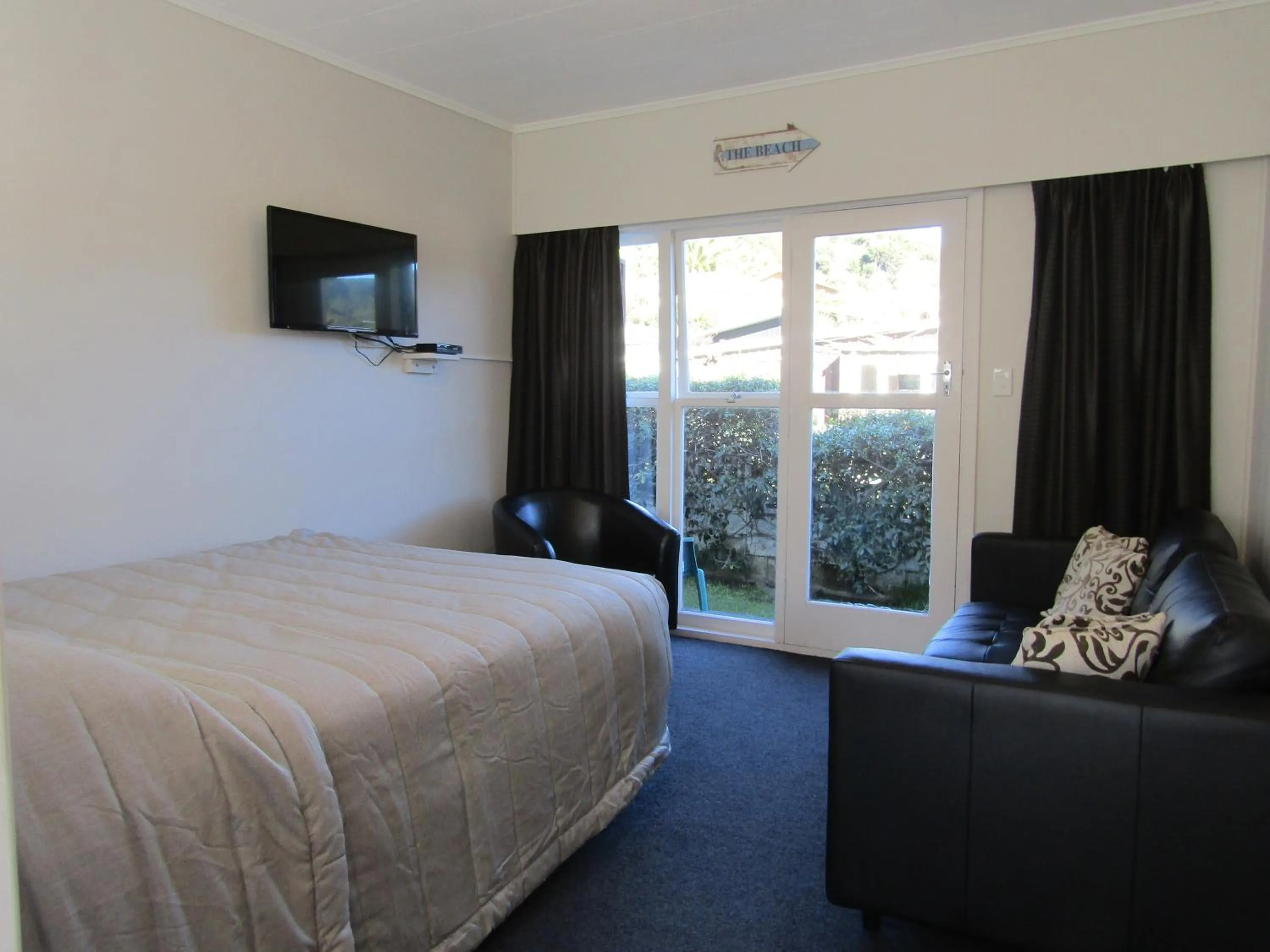 Bed in Beachside Sunnyvale Motel