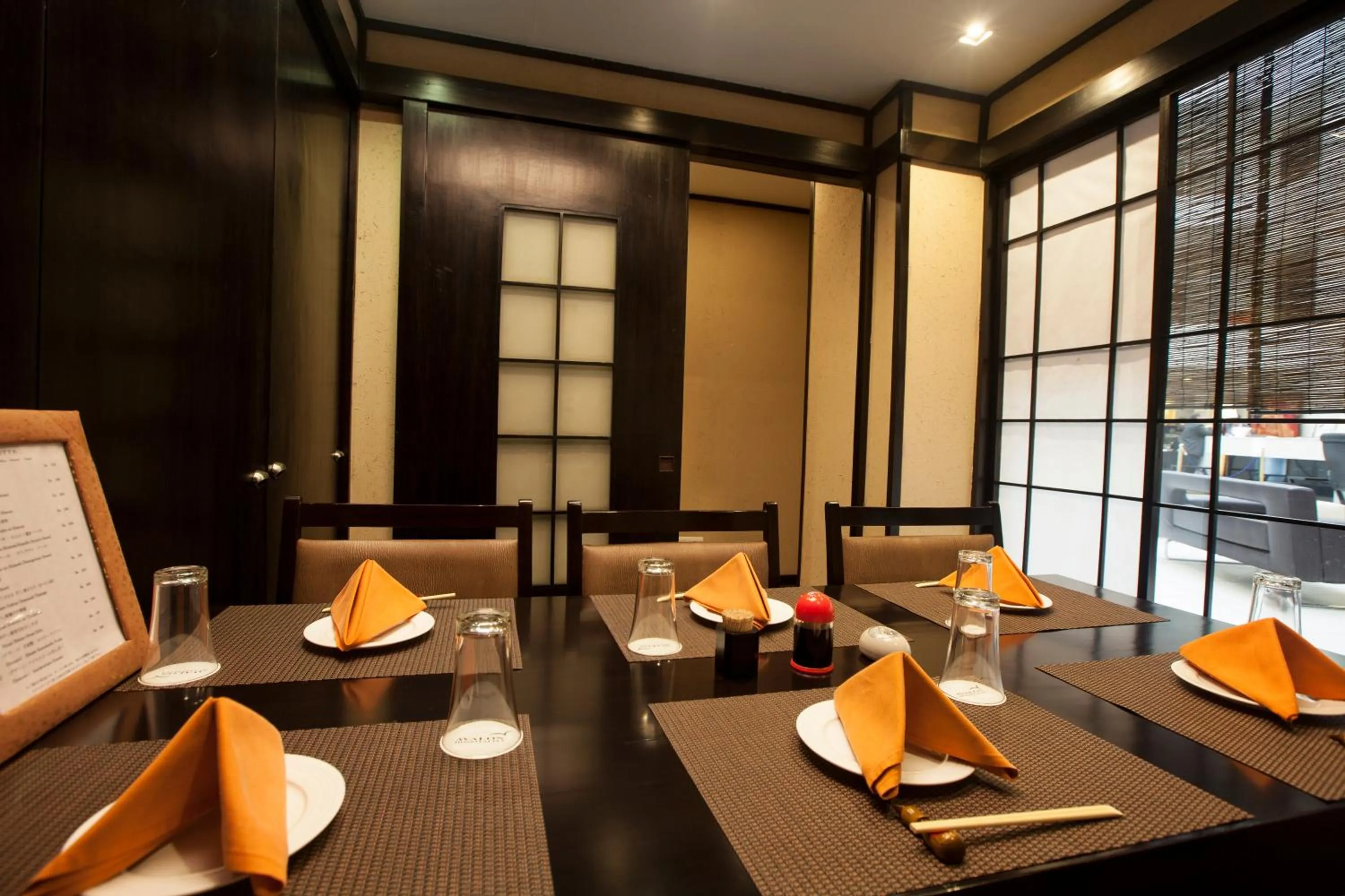 Restaurant/places to eat in Avalon Courtyard Residence Suites