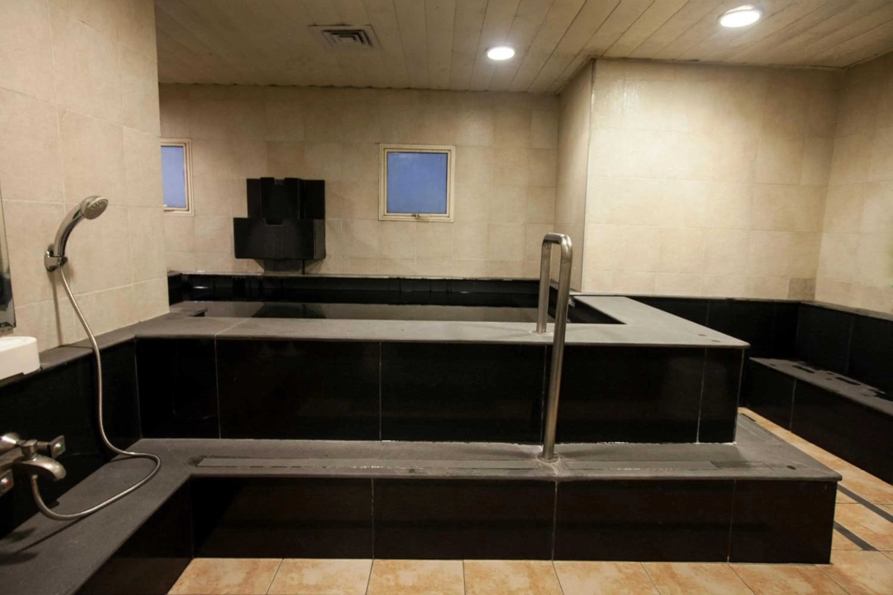 Swimming pool in Avalon Courtyard Residence Suites