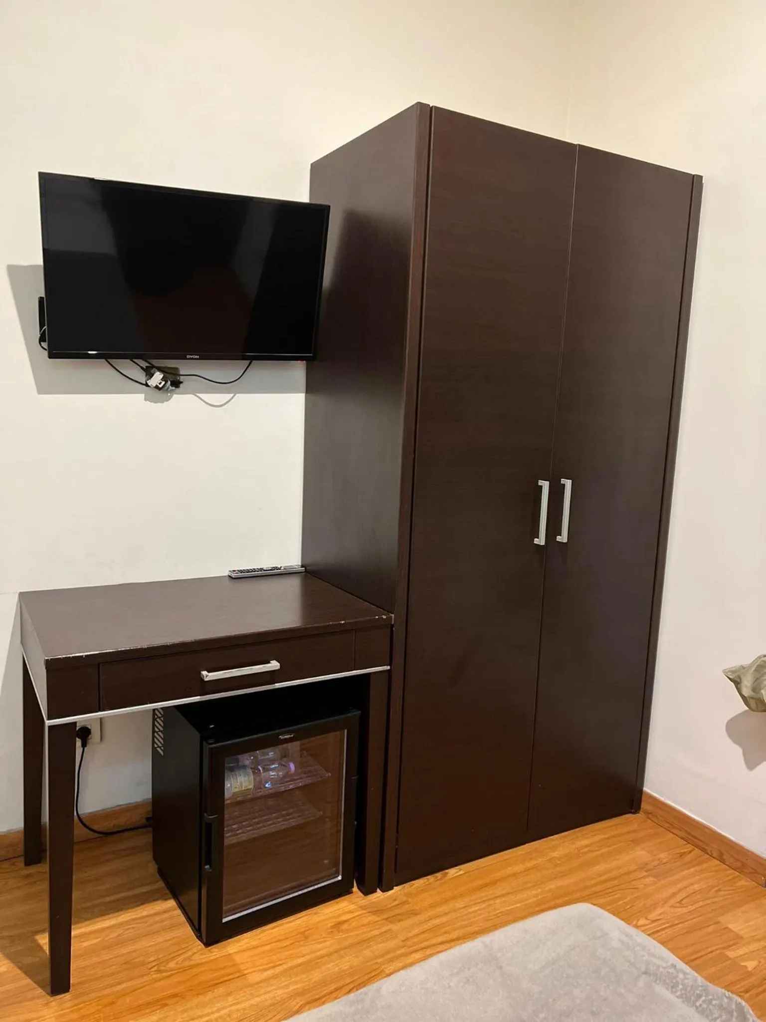 hair dresser, TV/Entertainment Center in CANELLA HOTEL