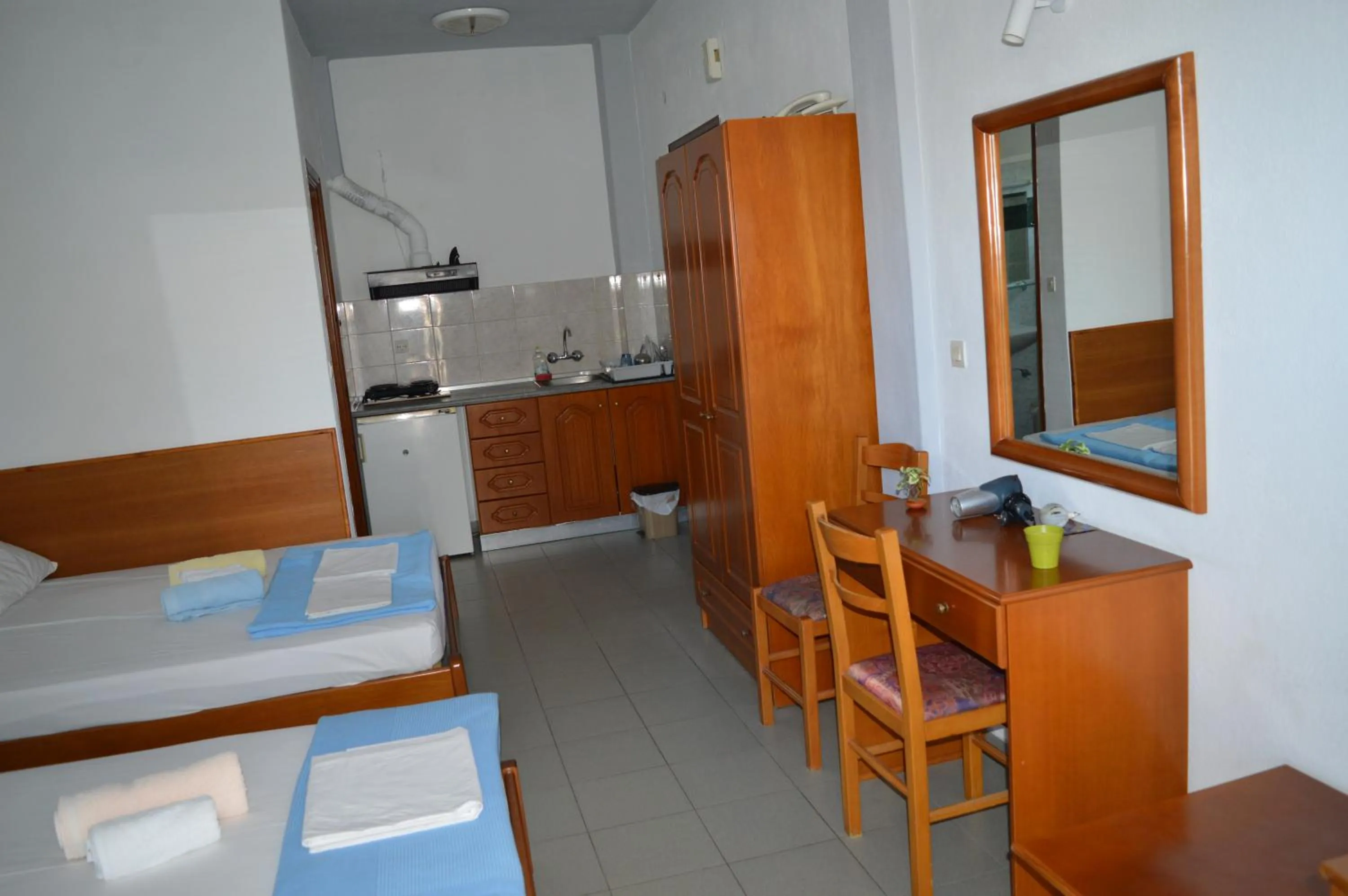 Kitchen or kitchenette, Bed in Galanis Studios and Apartments