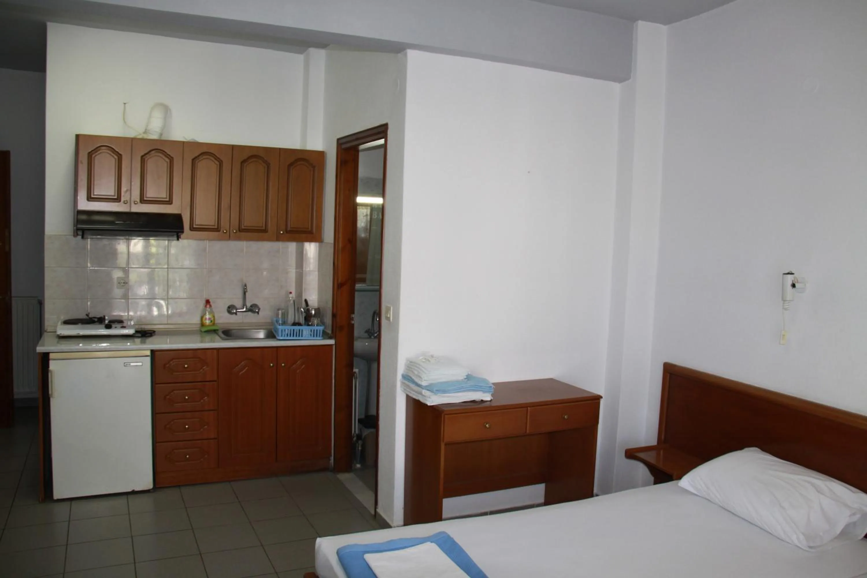 Kitchen or kitchenette, Bed in Galanis Studios and Apartments
