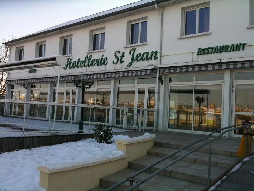 Facade/entrance in Hôtellerie Saint Jean