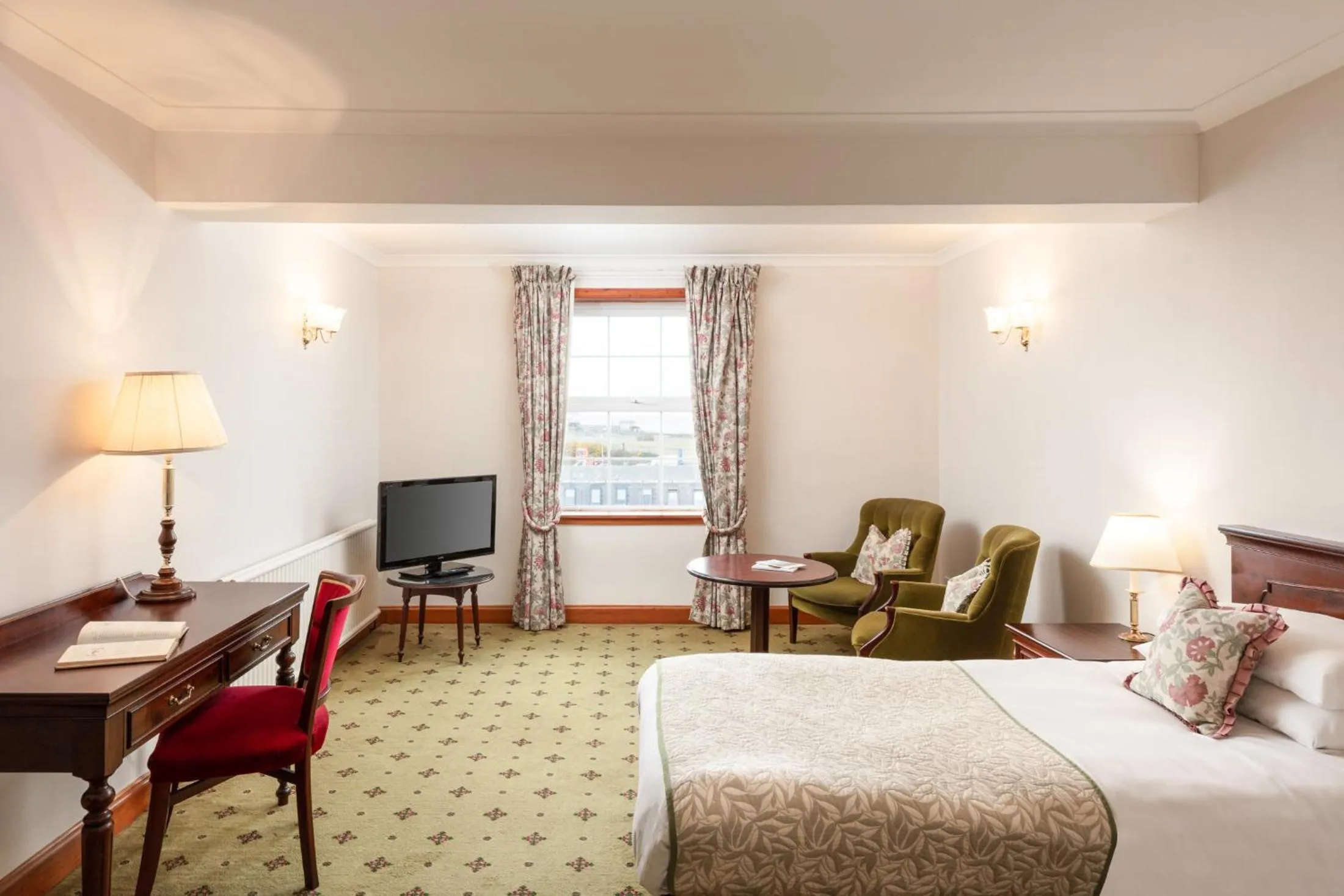 Bedroom, Bed in North West Castle Hotel