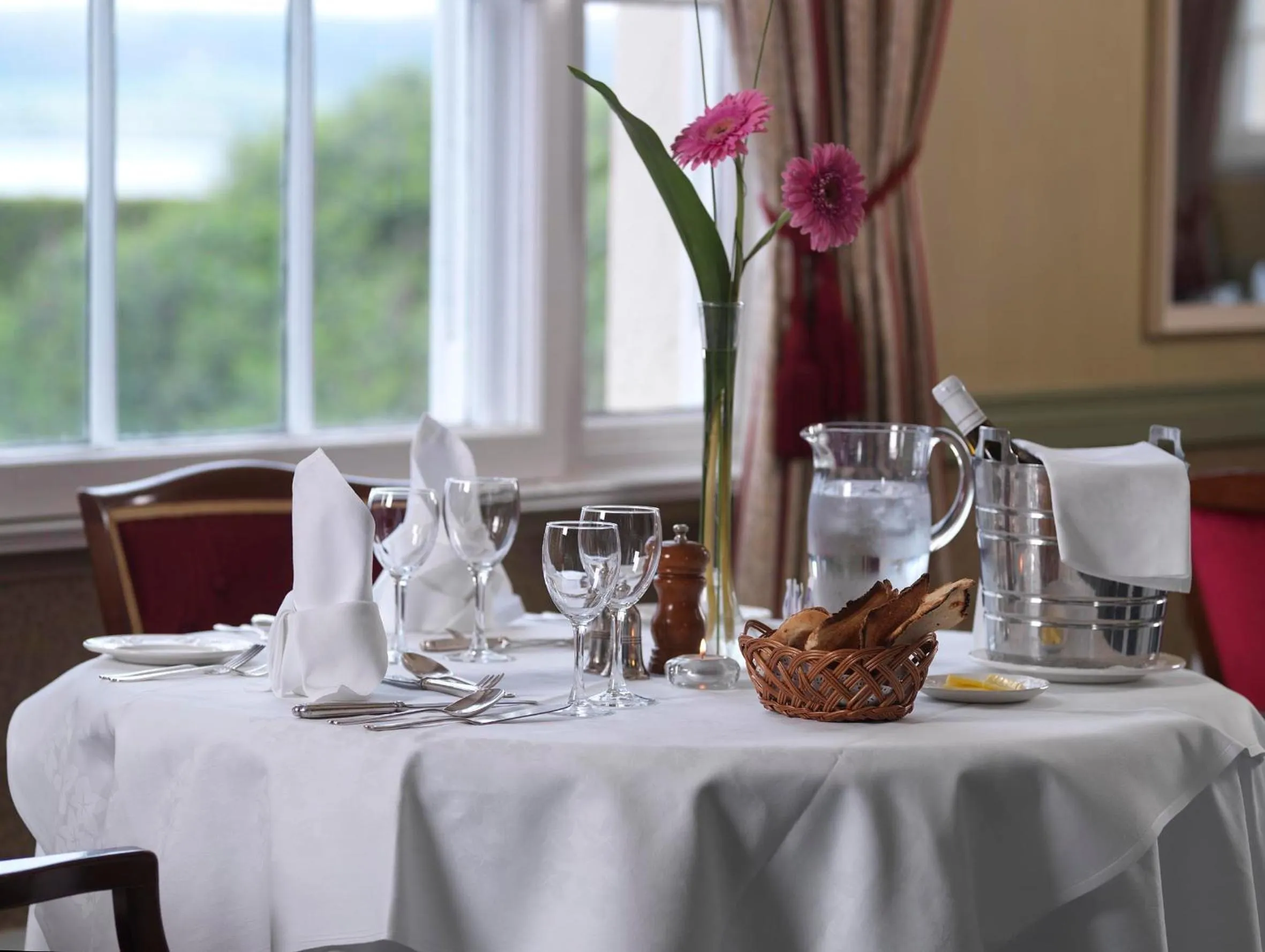 Restaurant/places to eat in North West Castle Hotel