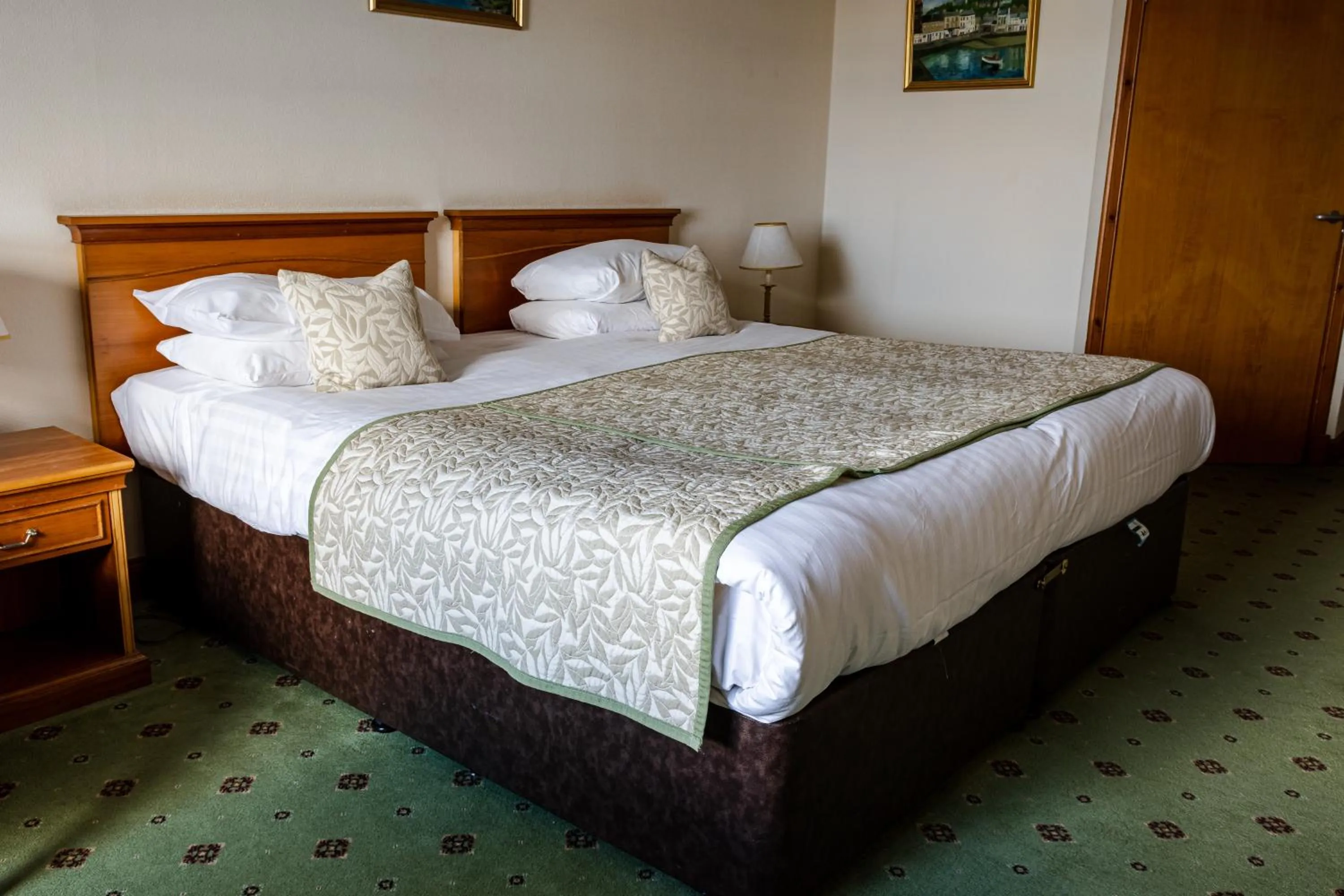 Bedroom, Bed in North West Castle Hotel