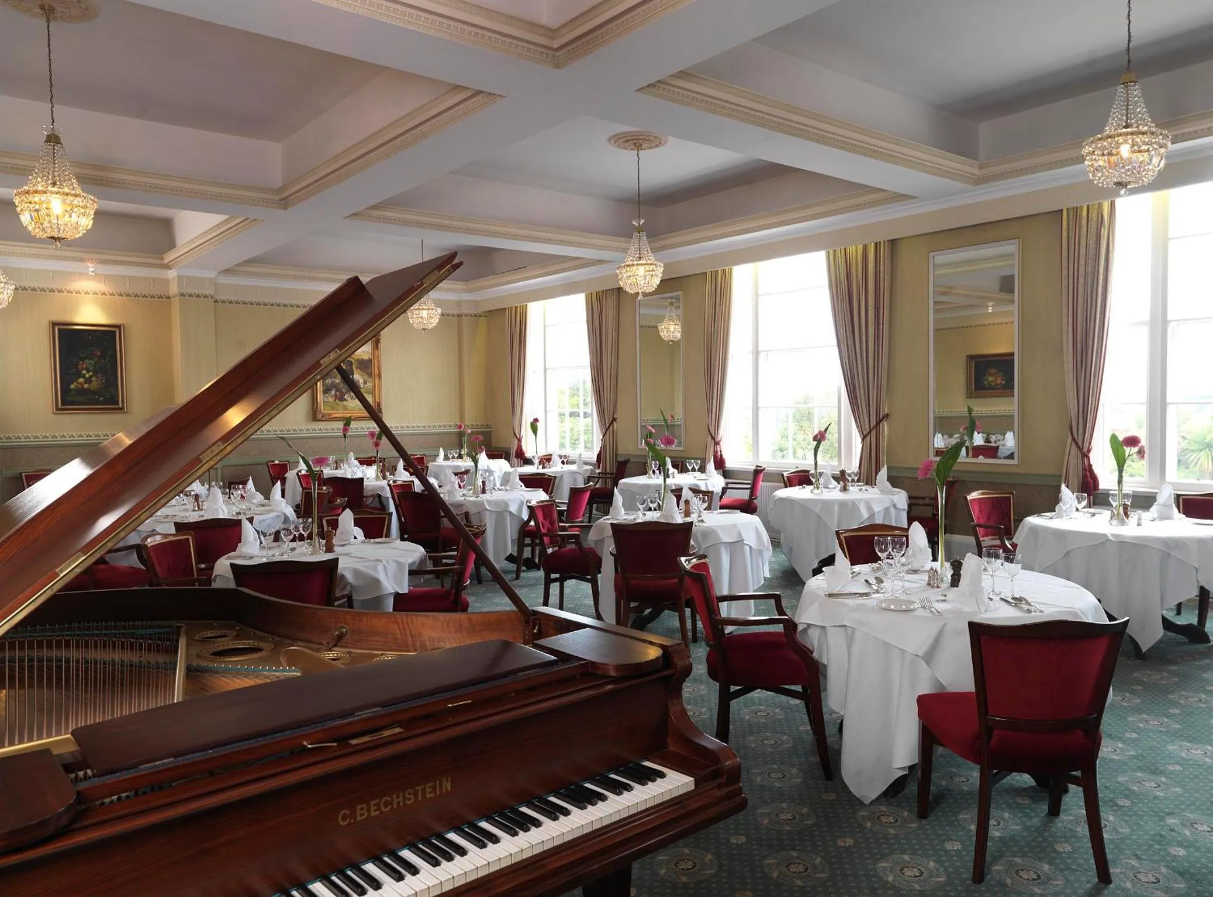 Restaurant/places to eat in North West Castle Hotel