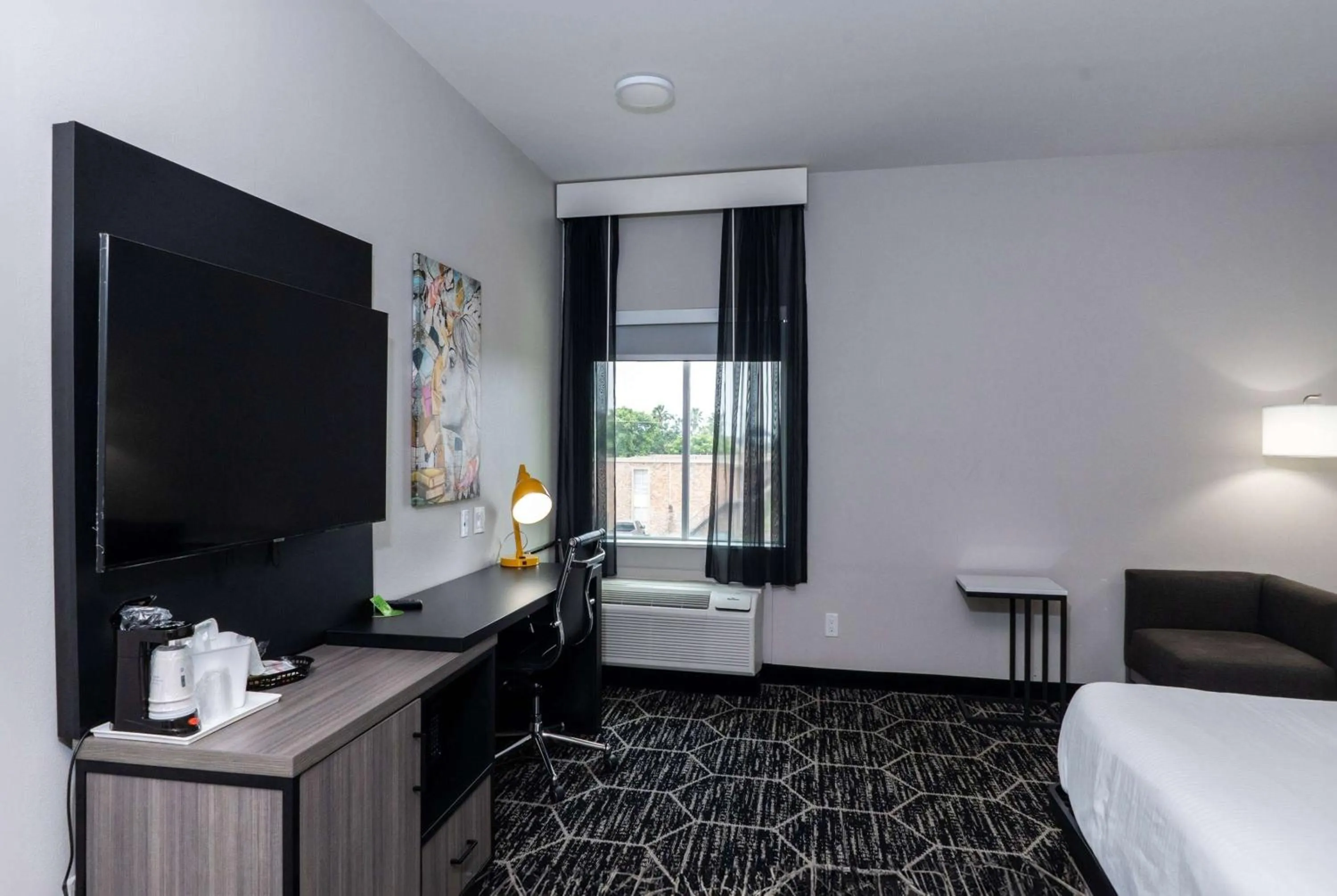 Photo of the whole room, Bed in La Quinta Inn & Suites by Wyndham Corpus Christi Southeast