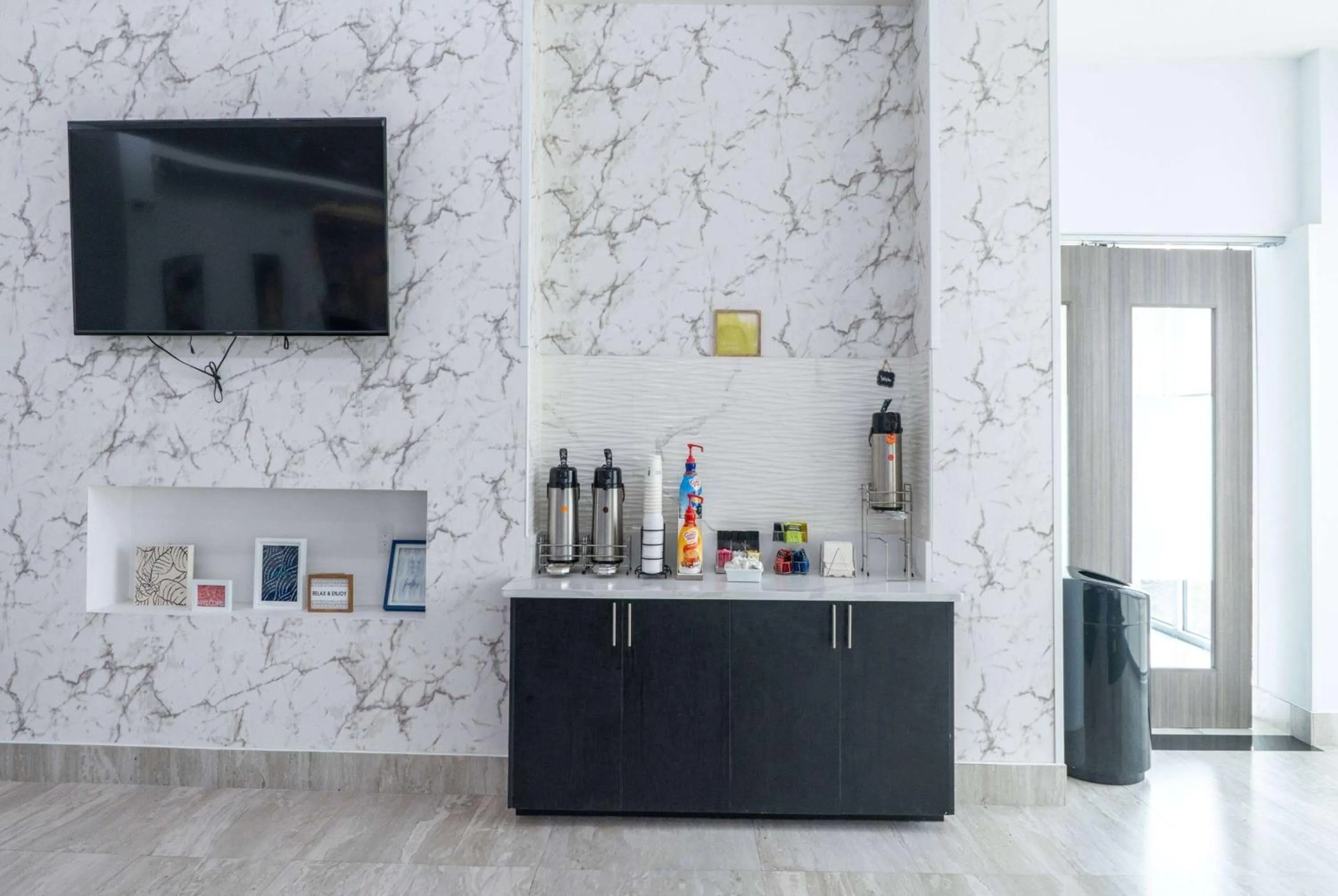 Kitchen or kitchenette in La Quinta Inn & Suites by Wyndham Corpus Christi Southeast