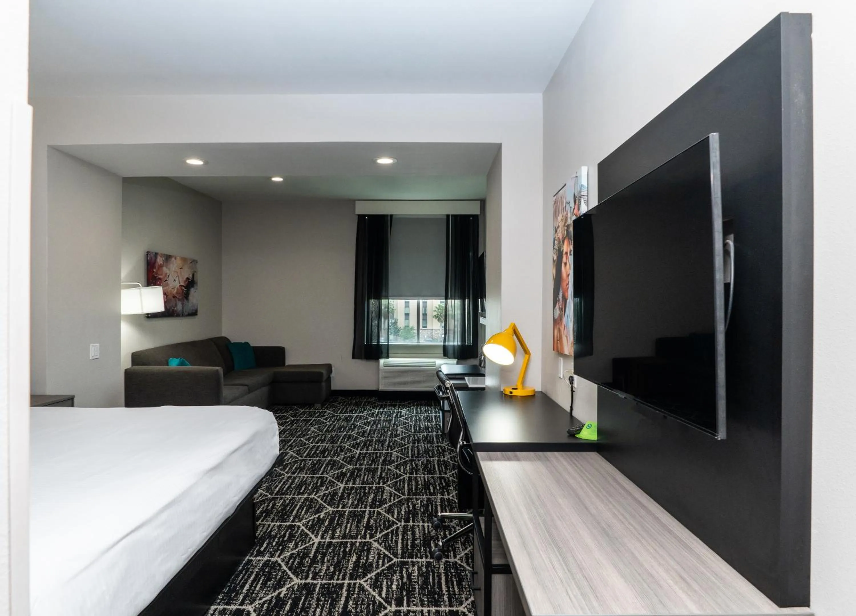 Bed in La Quinta Inn & Suites by Wyndham Corpus Christi Southeast