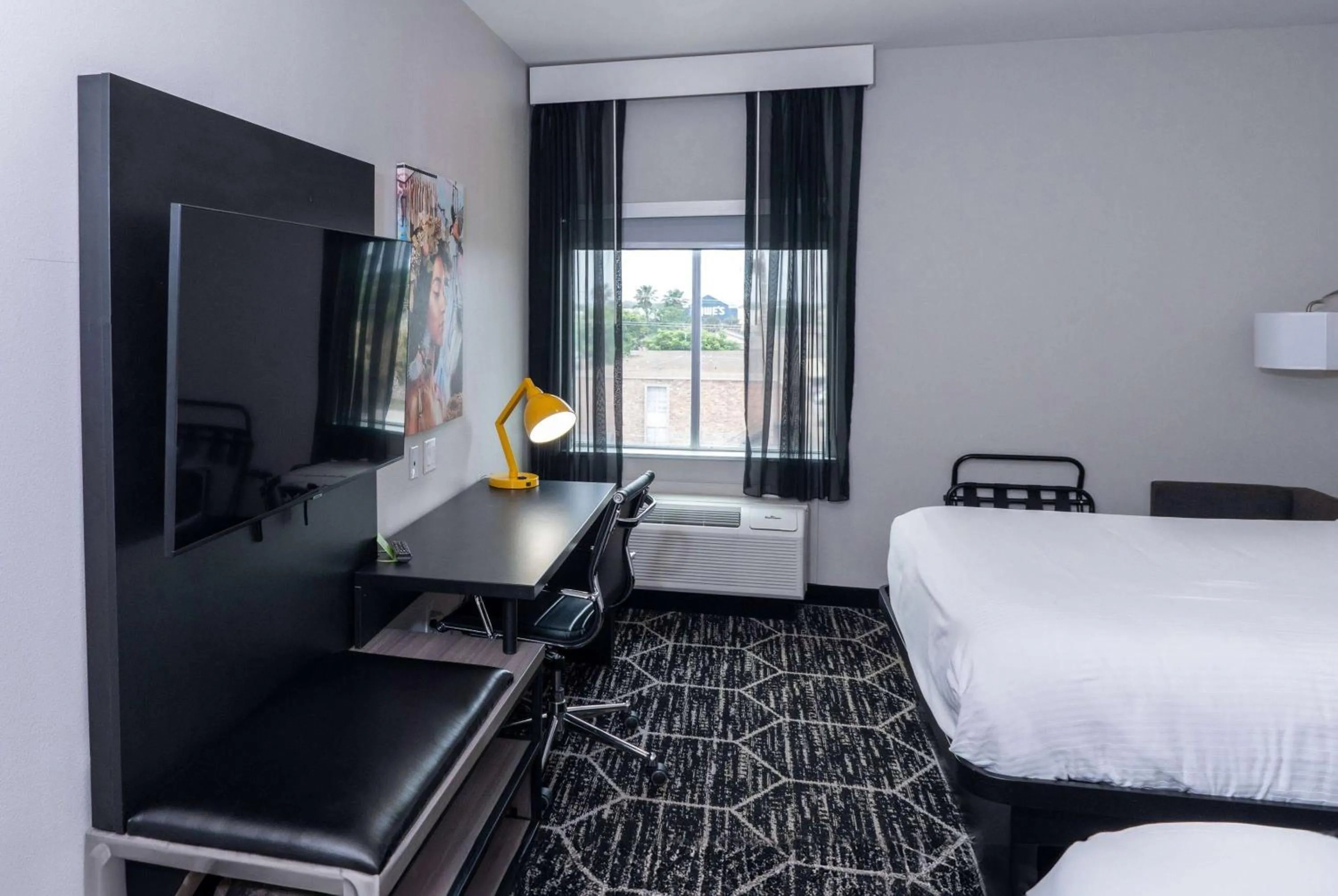 Photo of the whole room, Bed in La Quinta Inn & Suites by Wyndham Corpus Christi Southeast