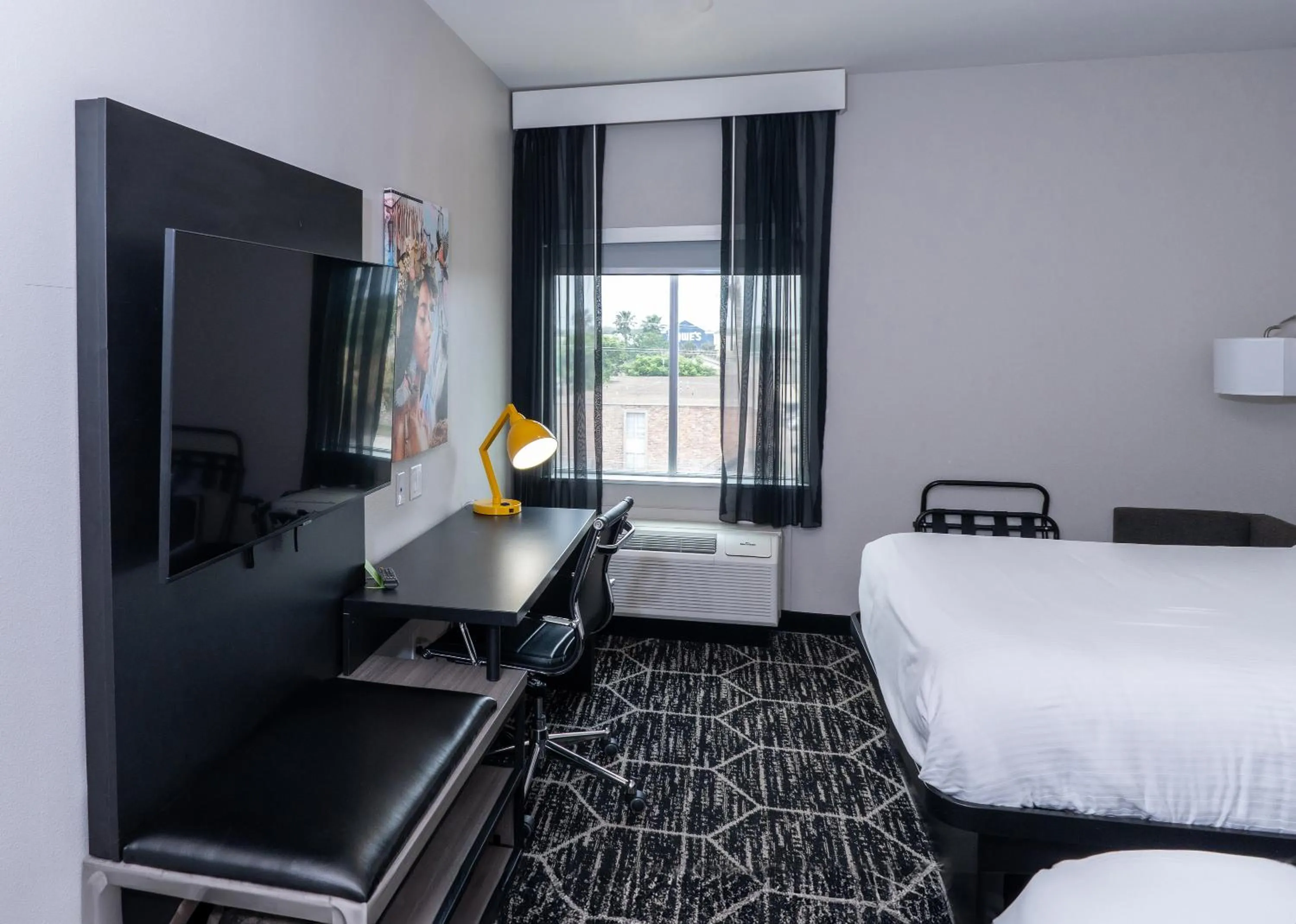 Bed in La Quinta Inn & Suites by Wyndham Corpus Christi Southeast