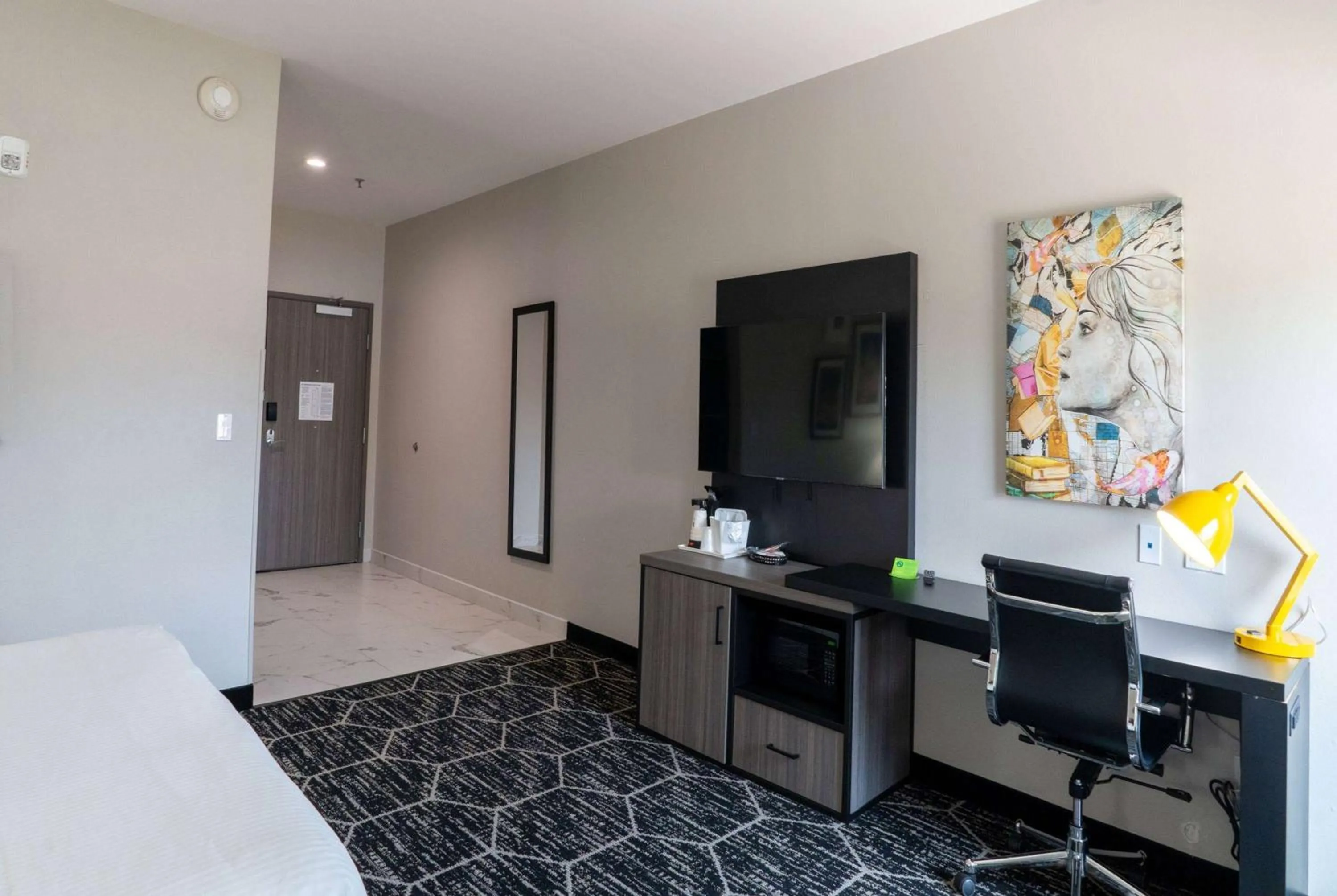 Photo of the whole room, Bed in La Quinta Inn & Suites by Wyndham Corpus Christi Southeast