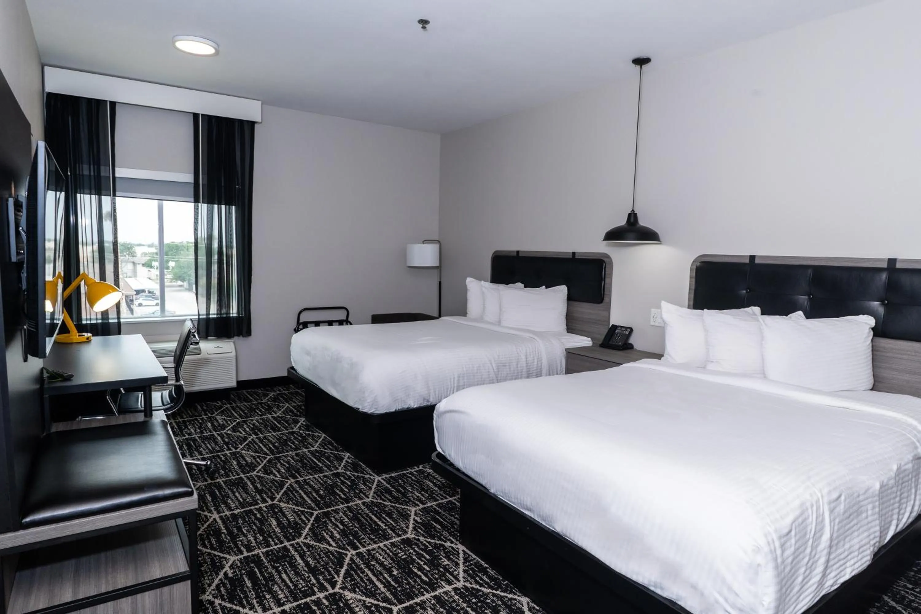 Bed in La Quinta Inn & Suites by Wyndham Corpus Christi Southeast