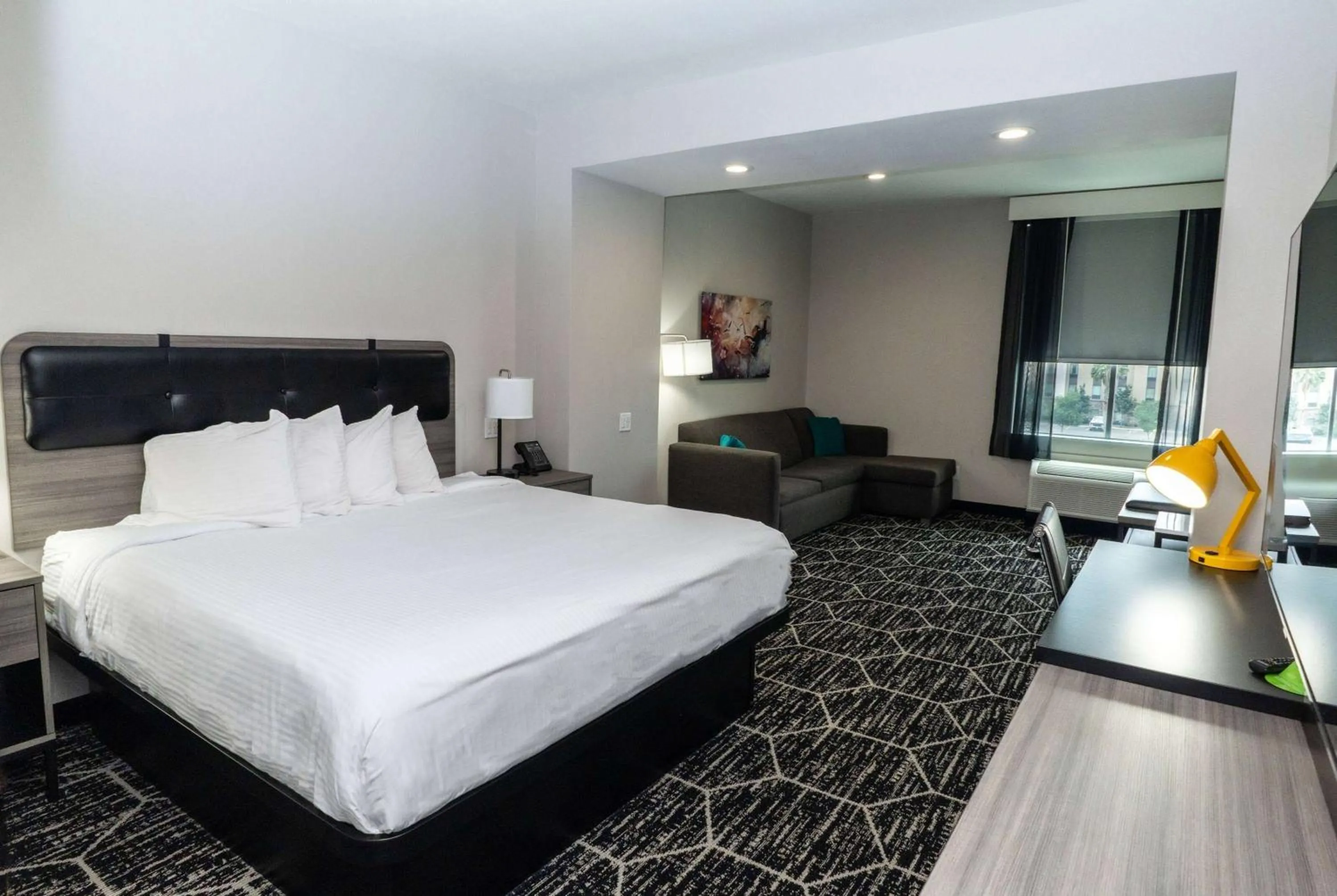 Photo of the whole room, Bed in La Quinta Inn & Suites by Wyndham Corpus Christi Southeast