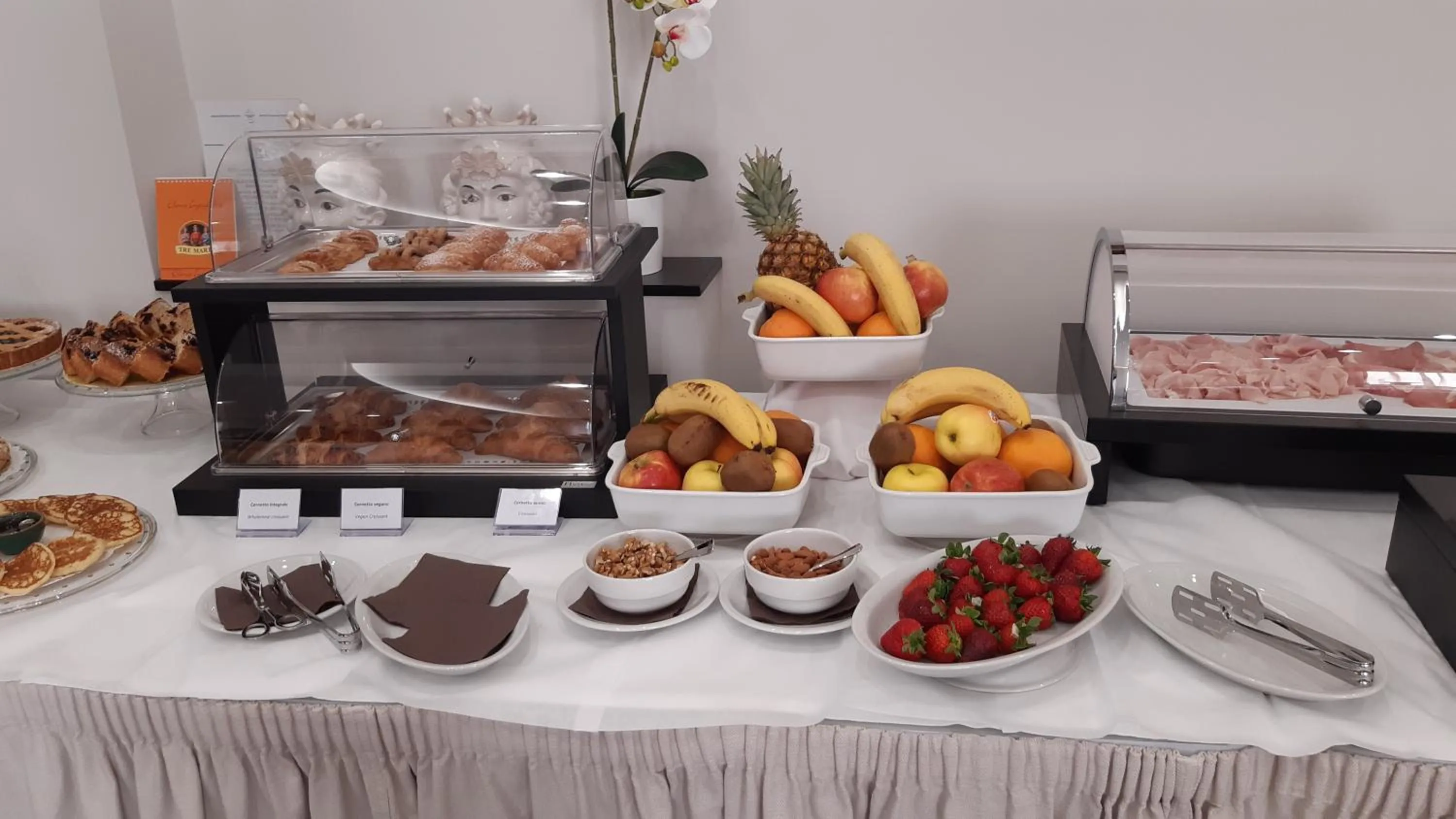 Breakfast in Hotel 1921