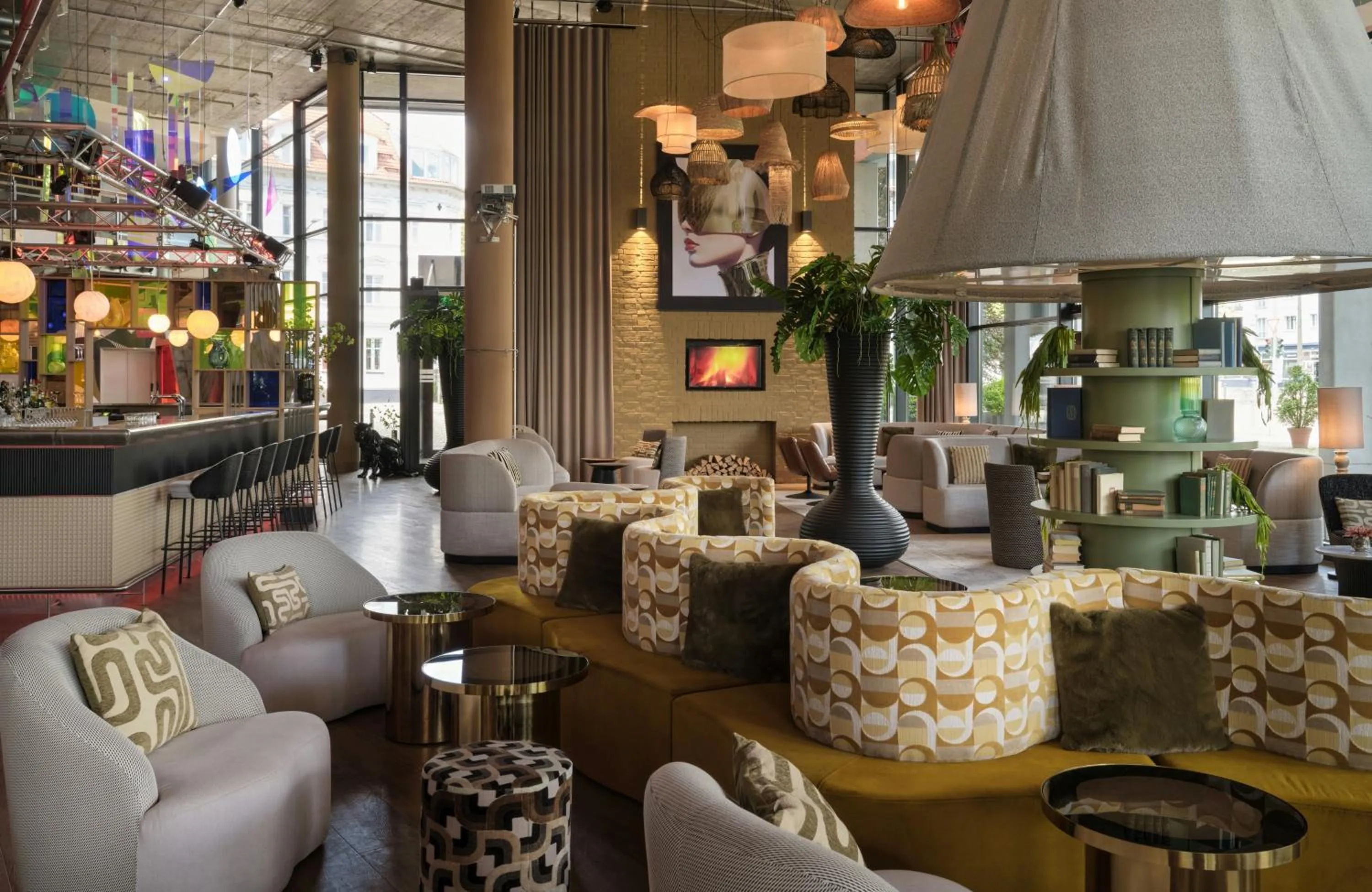 Lounge or bar in NYX Hotel Berlin Köpenick by Leonardo Hotels