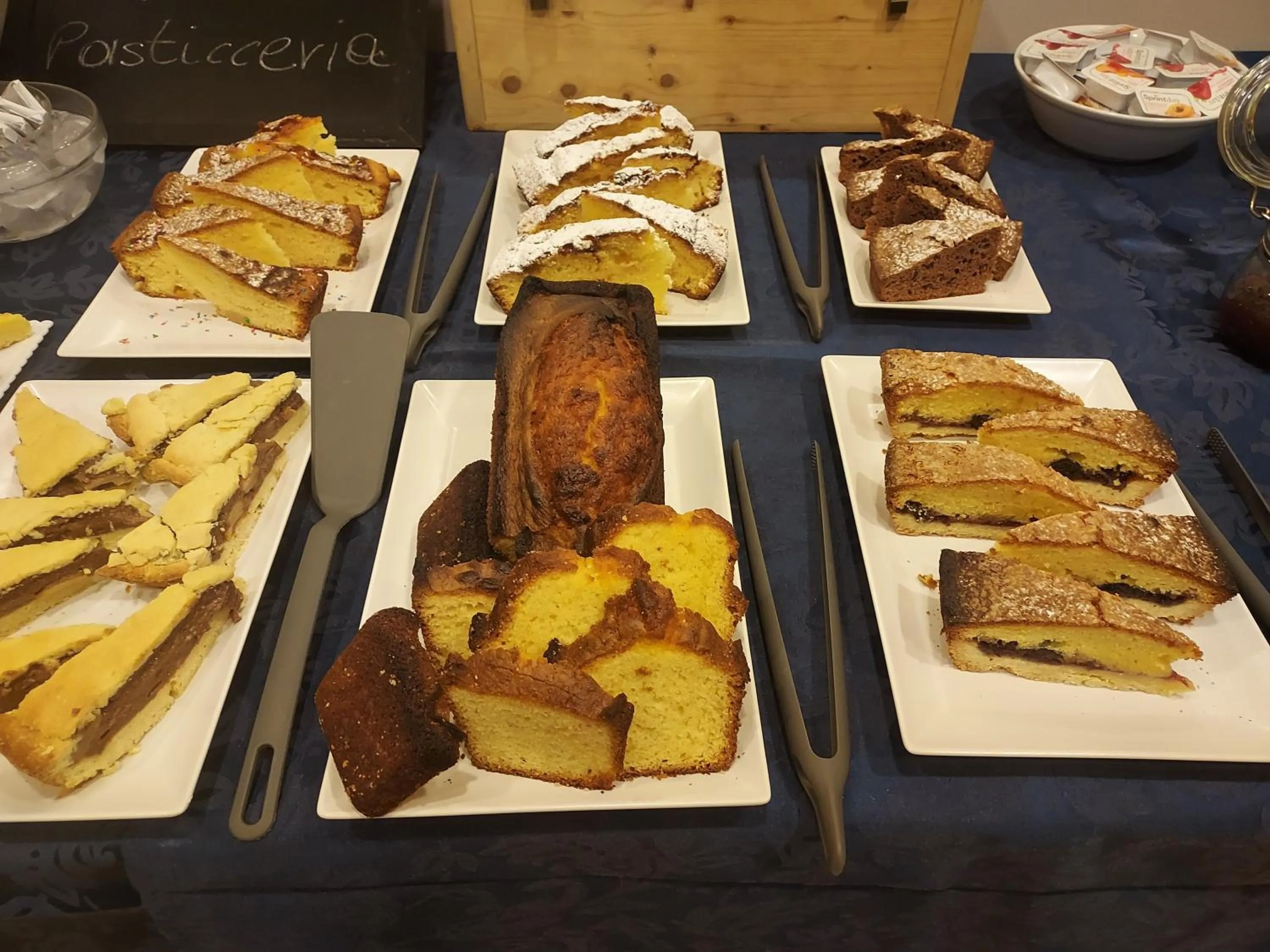 Breakfast in Hotel Susy - Ambienti rinnovati - direttamente su viale Dante e a due passi dal mare